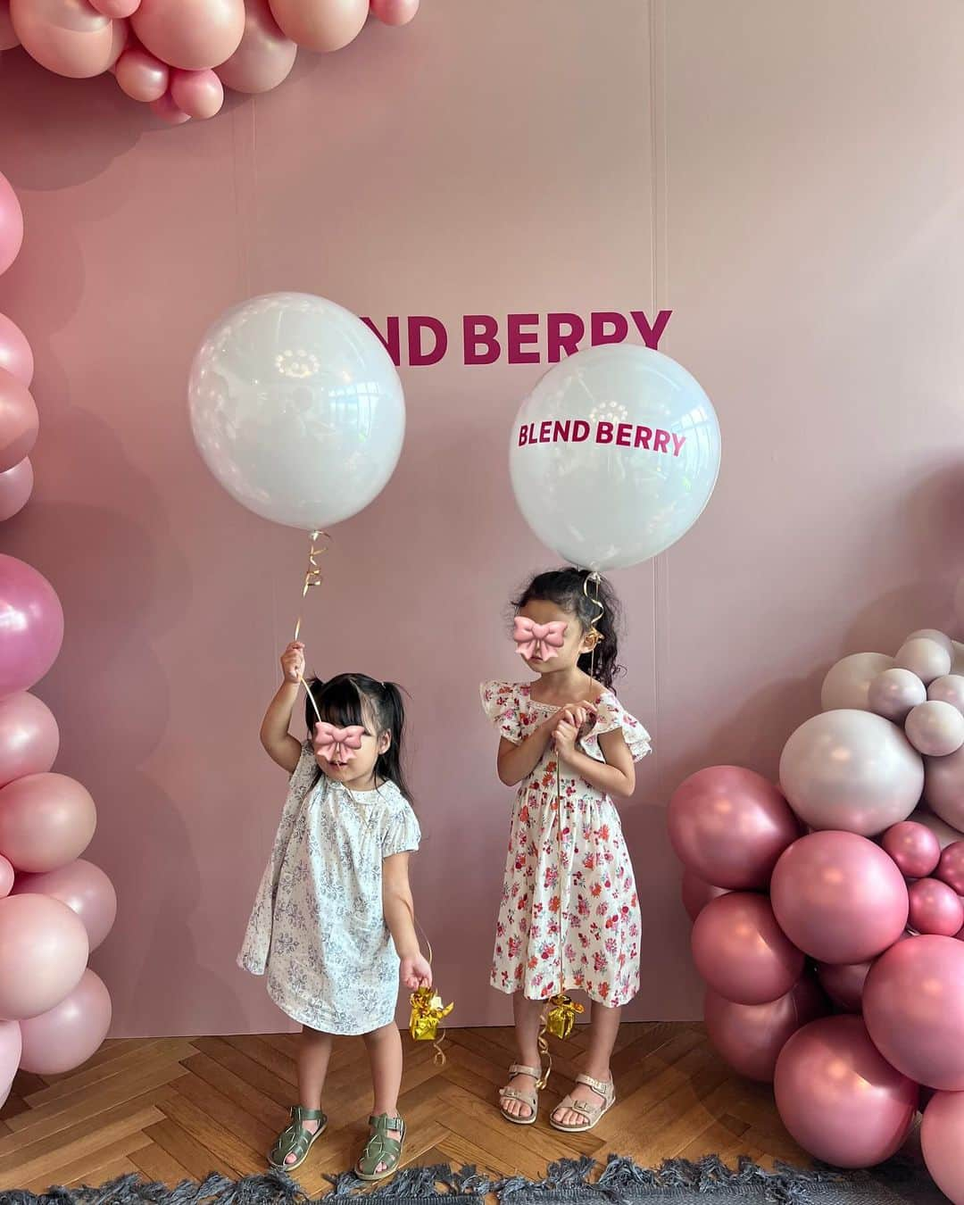 目見田早弥子さんのインスタグラム写真 - (目見田早弥子Instagram)「先日の @blendberry_official のイベントでの写真🎀  リップバルーンは とろける質感なんだけど発色バッチリ！ プランパー効果があるので唇をぷるんと綺麗に見せてくれる💫 ティント効果もあるのでうるおいも色味も長持ちです👏🏻  私は８番の「うるわしプラムブラウン」のカラーを 唇の内側に塗ってぼかしてみたんだけど めちゃくちゃ可愛かったです！🩷 1枚目の写真はリップを塗って撮ってもらいました✨  ずっと気になってた @bigbaby_icecream のアイスも食べられて とっても嬉しかった~🌟  #blendberry #ブレンドベリー #リップバルーン #リップ #新作コスメ #ロフト #pr #lemonsquare🍋 @cchannel_lemonsquare」10月14日 18時25分 - sayako_memida