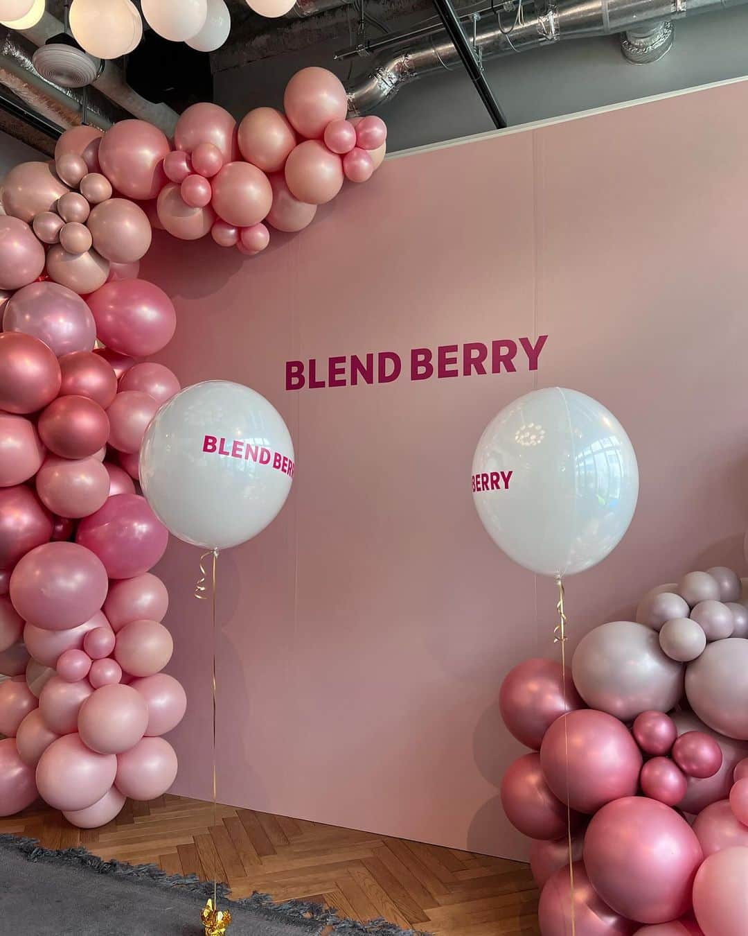 目見田早弥子さんのインスタグラム写真 - (目見田早弥子Instagram)「先日の @blendberry_official のイベントでの写真🎀  リップバルーンは とろける質感なんだけど発色バッチリ！ プランパー効果があるので唇をぷるんと綺麗に見せてくれる💫 ティント効果もあるのでうるおいも色味も長持ちです👏🏻  私は８番の「うるわしプラムブラウン」のカラーを 唇の内側に塗ってぼかしてみたんだけど めちゃくちゃ可愛かったです！🩷 1枚目の写真はリップを塗って撮ってもらいました✨  ずっと気になってた @bigbaby_icecream のアイスも食べられて とっても嬉しかった~🌟  #blendberry #ブレンドベリー #リップバルーン #リップ #新作コスメ #ロフト #pr #lemonsquare🍋 @cchannel_lemonsquare」10月14日 18時25分 - sayako_memida