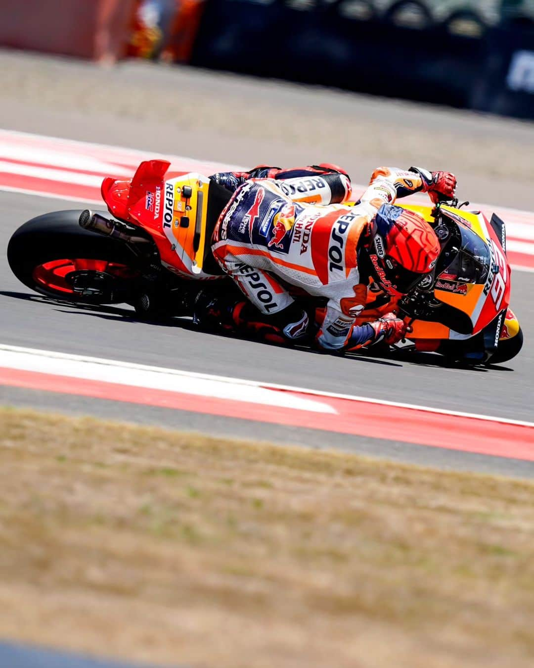 マルク・マルケスのインスタグラム：「#QP P.8 ✔️ Lástima la caída en la Sprint de hoy. Mañana más! 💪🏻❤️  QP P.8 ✔️ An unlucky crash in today's sprint. We keep on it!  #MM93 #IndonesianGP #MotoGP」