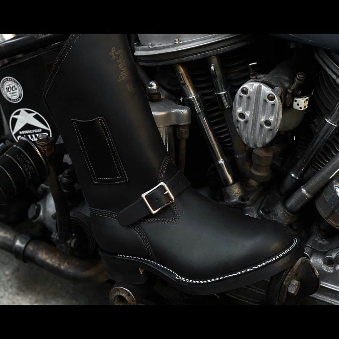 のインスタグラム：「【Langlitz Leathers】"Slash-cut Engineer Boots" のストックが入荷しました！  ラングリッツレザーズ75周年を記念して製作された"Slash-cut Engineer Boots"のストックが入荷しました！ ご予約をいただいていたお客様並びに関係者の方々、納品まで長らくお時間をいただいてしまい本当に申し訳ございませんでした！ スタッフブログにて改めてブーツの詳細をご紹介しています。是非ご覧ください！  @wesco_japan アカウントトップのURLからブログへリンクします。  #langlitzleathers #langlitz #slashcutengineerboots #ラングリッツレザーズ #ラングリッツ #westcoastshoecompany #wescoboots  #wesco #wescojapan  #madeinusa」
