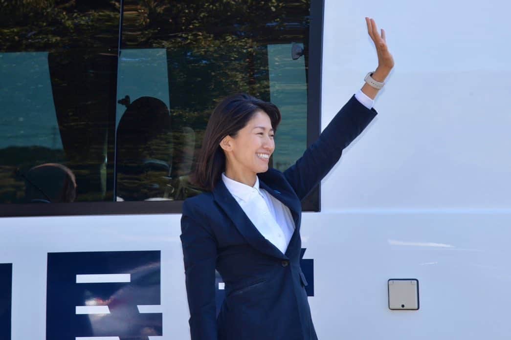 森下千里のインスタグラム：「あさかぜ号にて、 今日は石巻、女川〜河北、北上、 志津川と回りました。  仙台ではこうした広報活動を行なっていますが、県北ではなかなか…。 人が少なくない地域でもやるべきなのにと思っていたので、 今日は飯野川〜橋浦や北上を回りました。  もっと周りたかったのだけど時間がない…と悔しい思いだったのですが、 戻ると、事務所スタッフからさっそく、 「さっき、飯野川の郵便局の前で手を振ったという方から連絡があった」と。  とても嬉しいです☺️  地元の市議会議員さんにも手伝っていただきました。ありがとうございます。 またこうやって周りたいなぁ。」