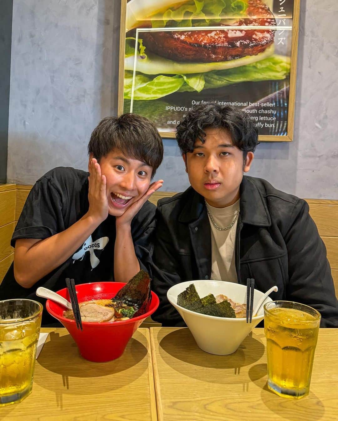 山下智央のインスタグラム：「Kira-kira siapa yang bayar?  Btw siap-siap dulu sebelum slide➡️」