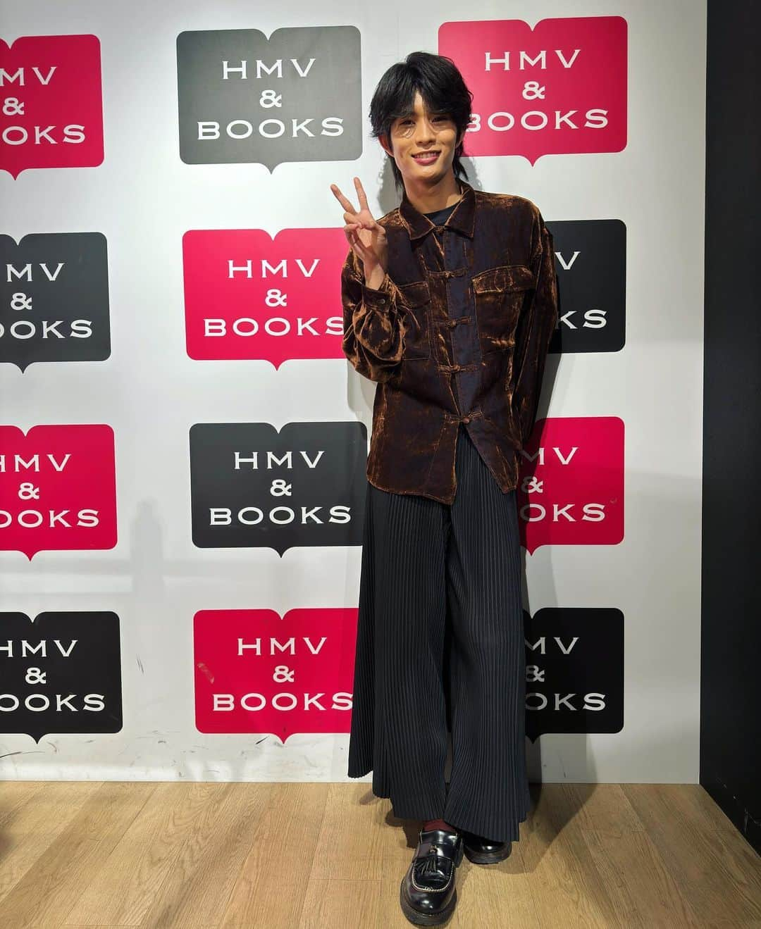 柊太朗さんのインスタグラム写真 - (柊太朗Instagram)「DVDイベントinHMV SHINSAIBASHI店様に来ていただいてありがとうございましたー！ みんなとゆっくりお話が出来て楽しかったー😆 明日は、名古屋です 今日もでしたが明日も雨らしいので気をつけてきてねー！ 雨男と明日も楽しもう🥳 待ってまーす   ▼茶色シャツ @thejeanpierre_official @adonust」10月14日 18時32分 - tar0tar0tar0shi