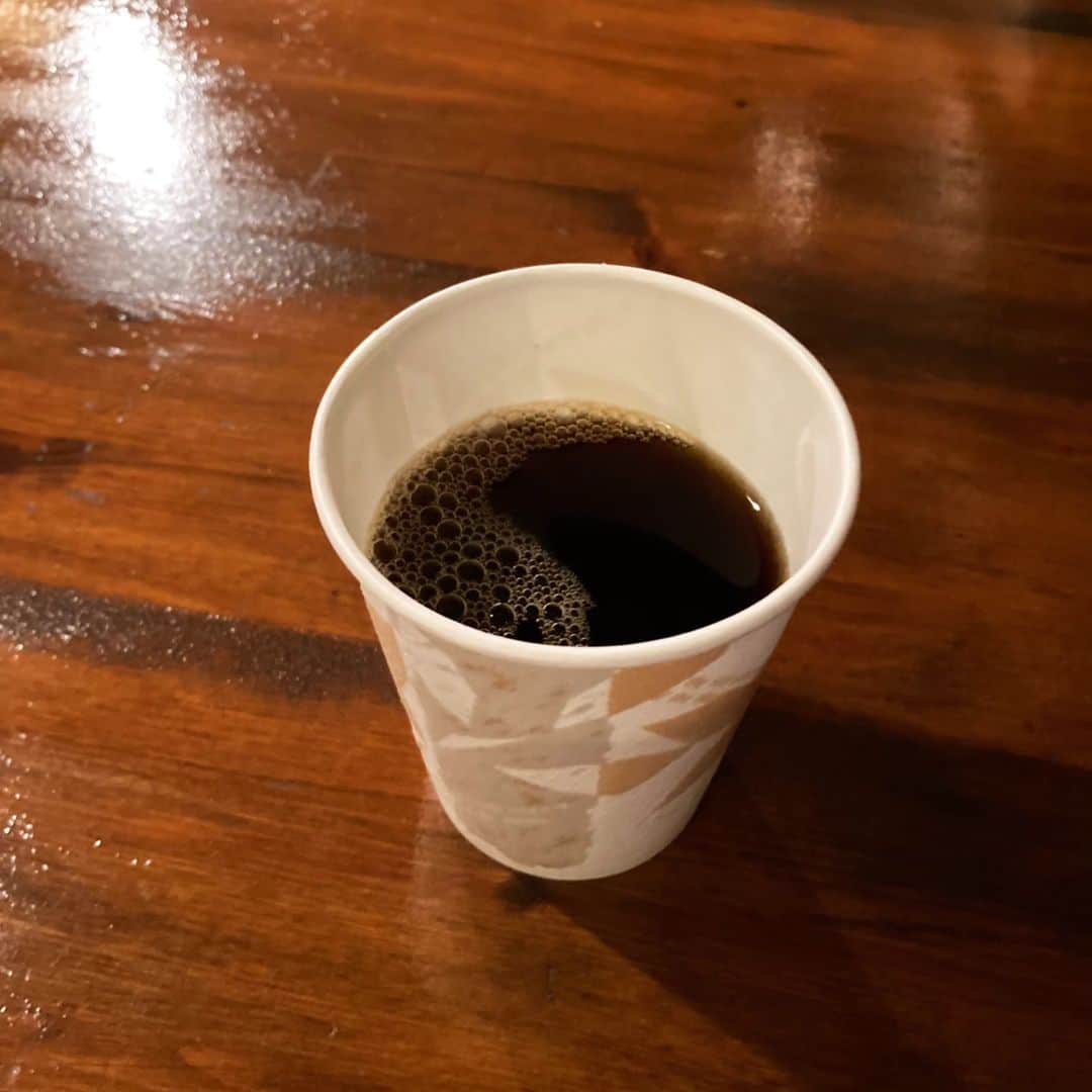 風麻さんのインスタグラム写真 - (風麻Instagram)「【ふらっと備忘録】10 coffeestand-asaba 〒542-0081 大阪府大阪市中央区南船場１丁目１２−２７ 2F  無造作に置かれた看板が気になり、一度は通り過ぎたけど、戻って立ち寄ったお店。 コーヒーとタマゴサンドがメイン。コーヒーは癖がなく飲みやすい。濃ゆいのもあるらしいから、また行きます。 オーナーさんと話し込んでしまいました。音楽好きな方で、kebmoのCDがあり、声をかけました。kebmoのCD置いてるところとかそうそうないです。渋いです。  https://coffee-stand-asaba.business.site/?utm_source=gmb&utm_medium=referral  #ふらっと備忘録 #大阪グルメ #coffee #長堀橋駅 #コーヒー #喫茶店 #2階店舗 #隠れ家喫茶 #音楽好き #堺筋 #長堀橋喫茶 #中央区 #coffeestandasaba #ゆったりコーヒー #タマゴサンド #南船場グルメ」10月14日 18時34分 - fumadora002