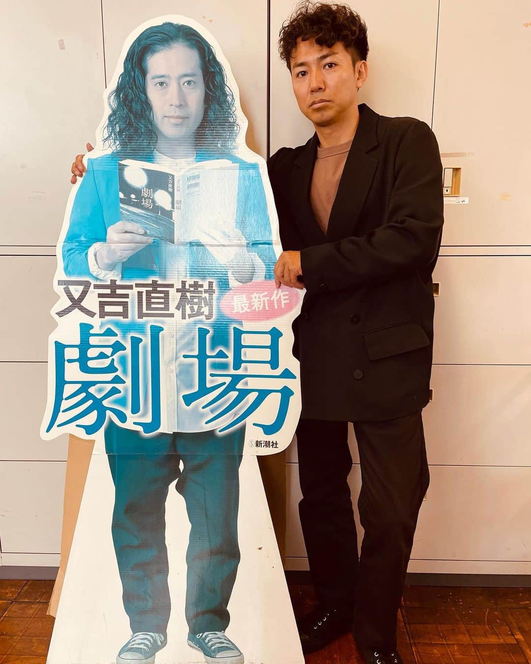 のインスタグラム：「皆さん、今日パネルの先生とお会いしました! そして明日ピーストークライブがあります。 このライブをやると決めた数年前に、舞台上で再会しようと二人で決めたので、明日は入り時間も楽屋も別々で、本物の先生とはライブ本番の舞台上で再会します。 パネルみたいにペラペラになってたらどうしよう😨 ライブ配信もありますので、ぜひぜひ、先生との再会を見届けてくださーい🫡🫡  詳しくはこちらです↓  「ピーストークライブ ～本とアメリカ～」  日時：2023年10月15日(日) 15:30開場／16:00開演／18:30終演予定 会場：ラフォーレミュージアム原宿（東京都渋谷区神宮前1-11-6 ラフォーレ原宿6F） 出演者：ピース（綾部祐二・又吉直樹） チケット金額：配信2,000円  8月4日(金) 10:00発売開始  チケットはプロフィールとストーリーのリンクからGETしてね!!」