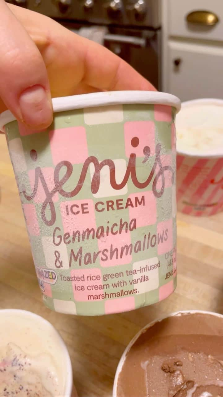 レイチェル・グッドウィンのインスタグラム：「Sometimes ice cream is the only solution. Especially  @jenisicecreams Life is so hard. Hug your babies tonight.」