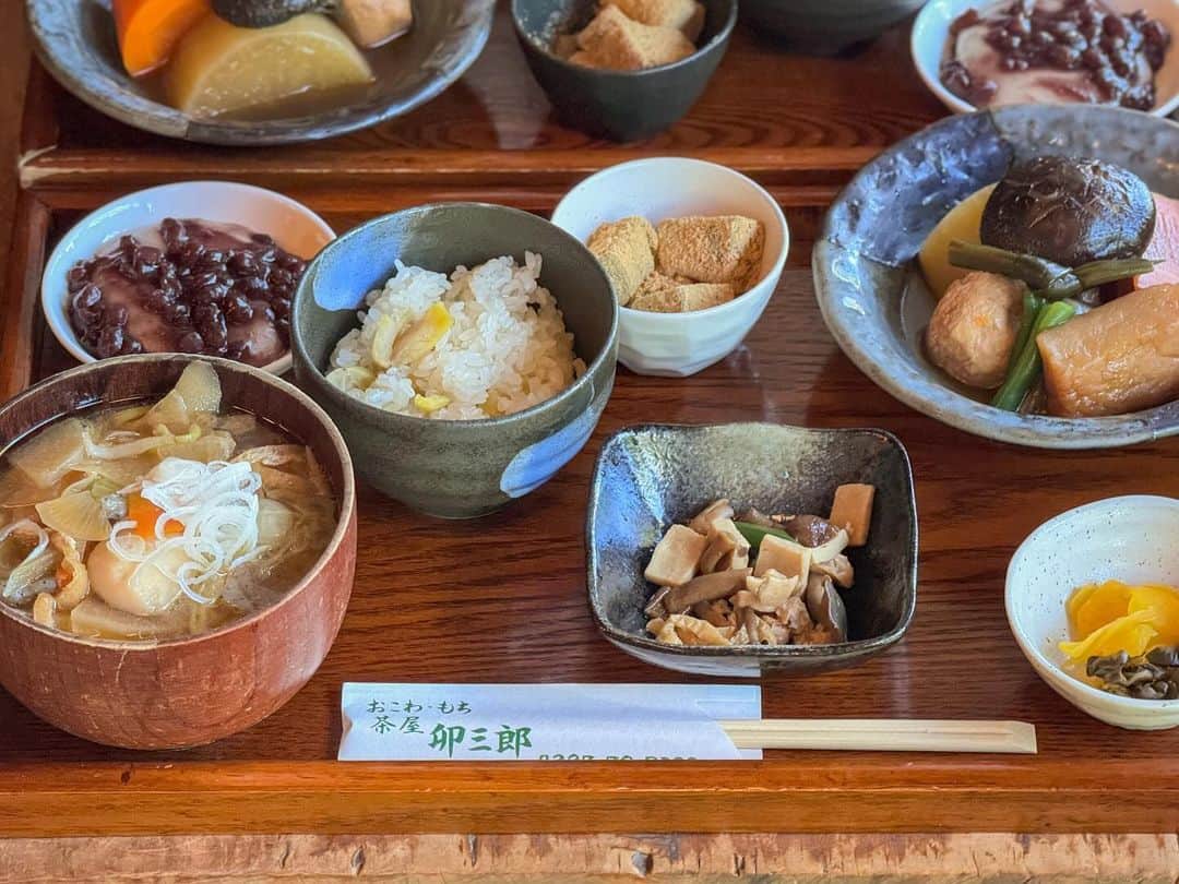 haru.さんのインスタグラム写真 - (haru.Instagram)「. 昨日は #那須高原 へ。 #茶屋卯三郎 に立ち寄り、ぽこぺん膳をいただきました。 . けんちんうどんも栗のおこわも、煮物もあんころもちも全部おいしかった…！ 店内も居心地良かったなぁ。 . ほっこりする和食、夫婦で大満足でしたー。 . . . #車中泊 #車中泊の旅  #バンライフ #vanlife  #ランチ #和食ランチ」10月14日 9時49分 - colorful.haru_tk19