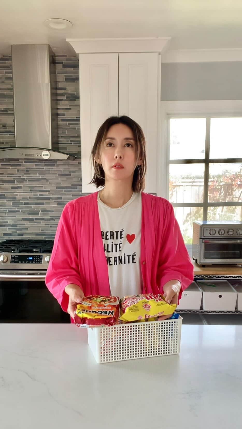 高木りなのインスタグラム：「挙式をした記念日だったので、夫とサクッとモーニングコーヒーデート☕️ お昼は韓国ラーメン。韓国ラーメンにキムチは必須です。 결혼식했던 기념일이라 남편과 모닝커피 데이트. 돌아와서 혼자 라면 끓이기ㅎㅎ」