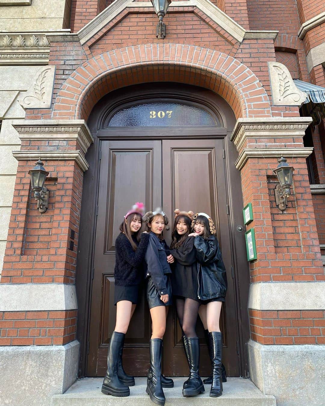 REINAのインスタグラム：「⁡ ⁡ ⁡ おは🐰❤︎ ⁡ 昨日はBsGirlsOG.同期メンバーの さっちゃん、もえちゃん そしてなっちゃんとテーマパークへ🎡🎢 ⁡ ⁡ もうほんっっとに楽しい1日でした🥰💭 何してても楽しくて永遠笑ってられる 大っっ好きすぎる人達です♡♡ ⁡ ⁡ もう既に会いたい、、🫶🏻(笑) ⁡ ⁡ ブラックコーデで揃えたんだけどどうかな？🖤 ⁡ ⁡ ⁡ ⁡ ⁡ ⁡ #オリックス #BsGirls #Bs2023 #NPB #ORIX #buffaloes #プロ野球 #baseball #野球 #野球好き #オリ姫  #インスタ野球女子 #野球好きな人と繋がりたい #follow  #オリックスバファローズ #京セラドーム大阪 #遊園地 #テーマパーク #同期 #ブラックコーデ  #BsGirls10th💎 #instalike #like4like #followme  #reina_bsgirls #reina_360  #SMILE全開 #🌼 #🐰 #🥐」