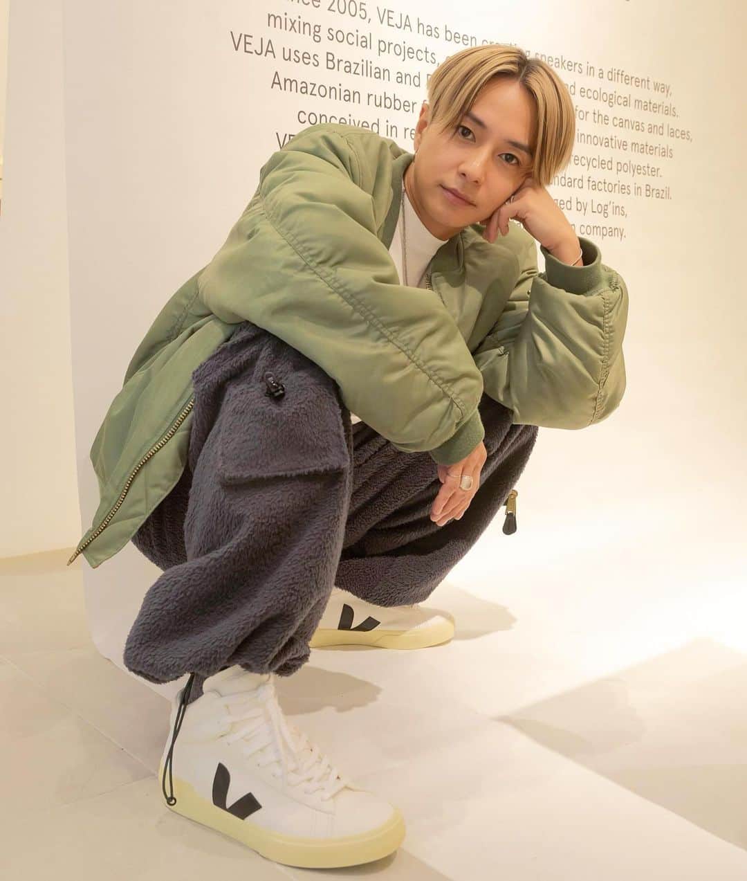 のインスタグラム：「🌿阪急うめだ本店8Fの @hankyu_greenage に新しくOpen 🌿 フランス発のシューズメーカー @veja 👟 🌏地球に優しいサステナブランド 軽くてシンプルなデザインが👍 僕はMinotaur ハイカットをチョイス  #veja #hankyu_greenage  #pr」