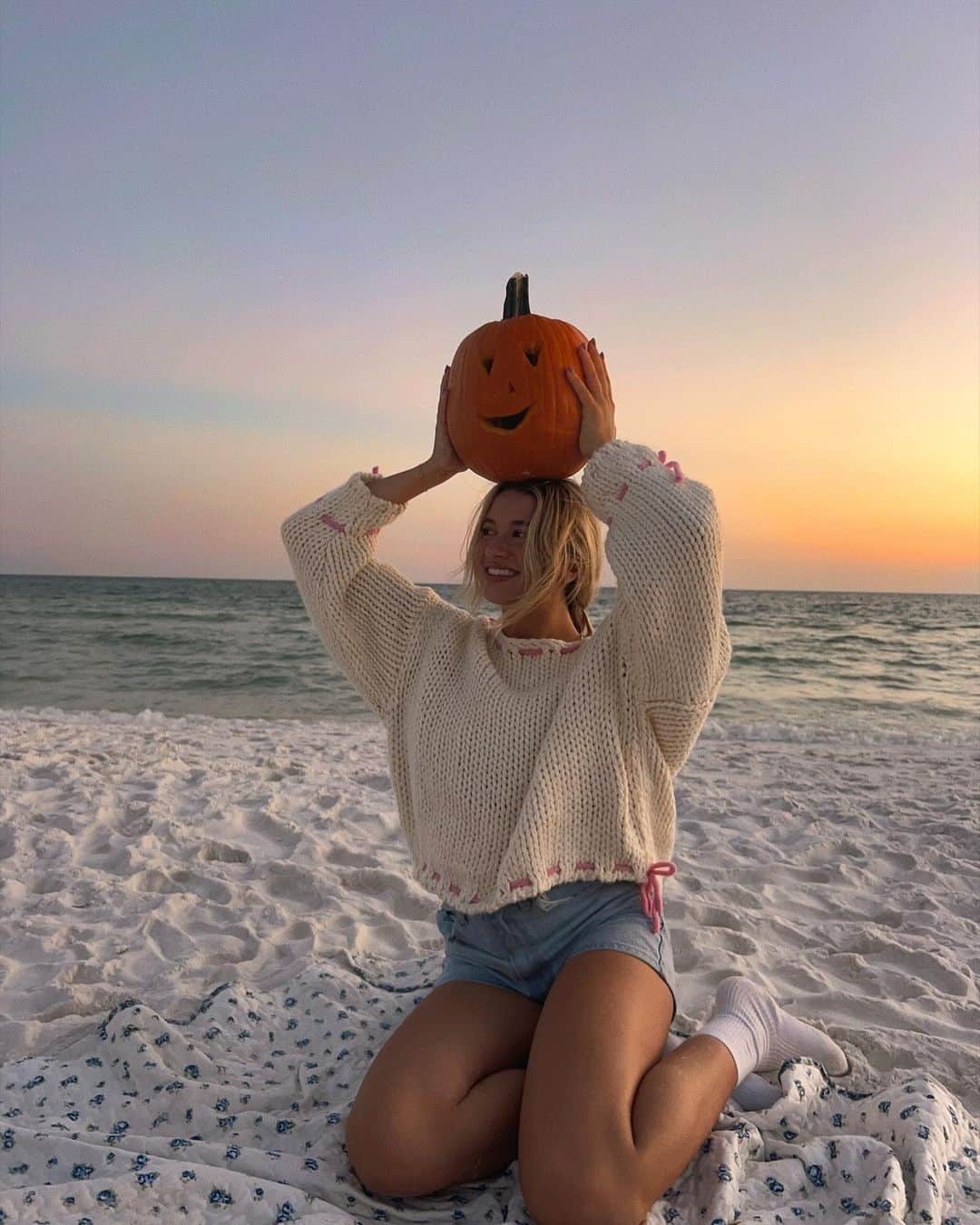 Beginning Boutiqueさんのインスタグラム写真 - (Beginning BoutiqueInstagram)「The cutest Fall sweater 🩷 Make sure to sign up for Restock Requests for our most-loved Bea Cream Sweater! As seen on the beautiful @alexissmueller!」10月14日 10時00分 - beginningboutique