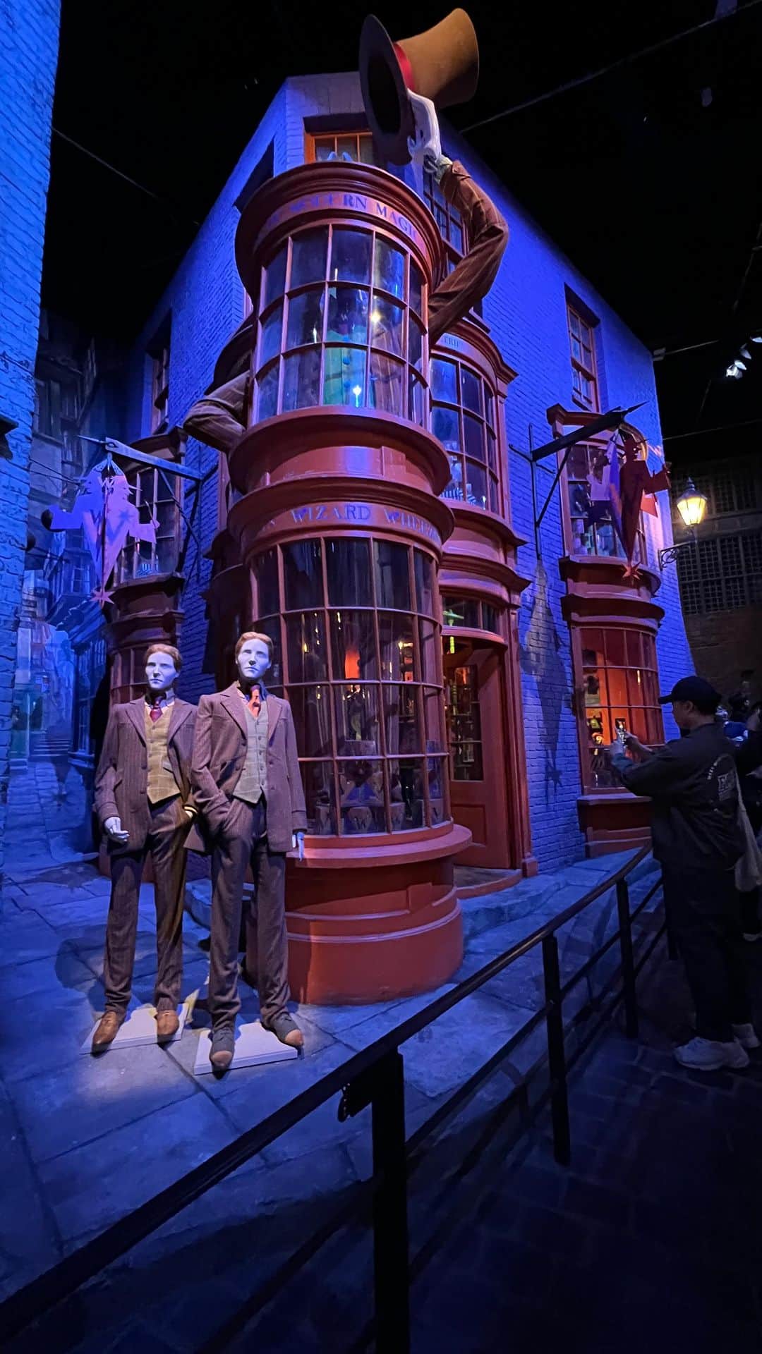 アリッサ ウーテンのインスタグラム：「Harry Potter Studio Tour Tokyo ⚡️ It was so freaking cool!!! I Loved it. I wish I had more time!  さいこだった！」