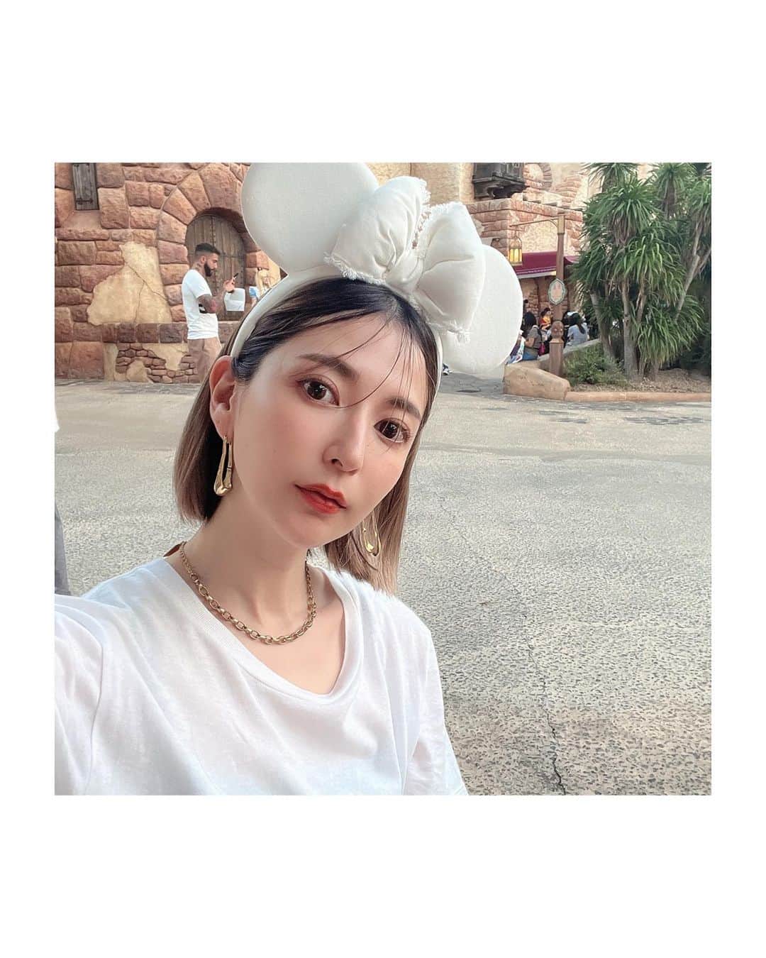 仲村美香さんのインスタグラム写真 - (仲村美香Instagram)「ディズニーコーデはこんな感じでした😋😋😋♡ @marque_official の新作タイトスカートが めちゃめちゃ可愛くて超お気に入り😭❤️ 真っ白耳のカチューシャも可愛かった😍😍😍  4枚目の娘ちゃんに注目☝️笑笑  娘ちゃんはパークで購入した ミニーちゃんのクリップを付けた😍 リボンクリップで慣れてるから 全く嫌がらず帰るまでずっと付けてた♡♡♡笑 小さい時からクリップ慣れとくといいかもー😭❤️ 気付けるようになってから付けると 嫌がる子もいるみたい🥲🥲  最後の動画は、歩き始めてから初めてのお外で こーんな笑顔でずっと歩き回ってて ちょっと感動で泣きそうになった。笑 転びまくってたけどずっと楽しそうにしてました🤣🤣🤣♡笑 お洋服は　@ryleeandcru 💕」10月14日 10時00分 - mikapu0519