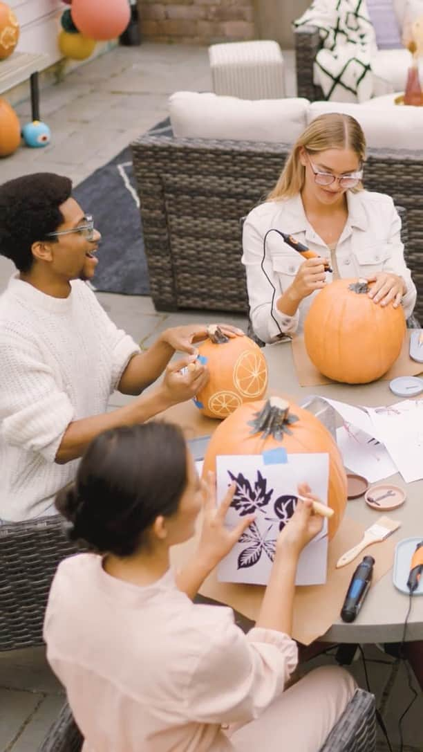 DREMEL JAPANのインスタグラム：「🎃ハロウィーン直前計画🔥  . 家族や友達を集め、クリエイティビティと笑いの「牙をむく」一夜に備えよう！🧛‍♂️  . 誰が一番不気味な傑作を彫り上げるでしょうか？ . . ※動画内のツールは、北米限定品です。DremelフィーノやLITE他ロータリーツールをご使用ください。 .⁠ ⁠.⁠ . #dremel #ドレメル #ミニルーター #ロータリーツール #ハロウィン #パンプキン #彫刻」