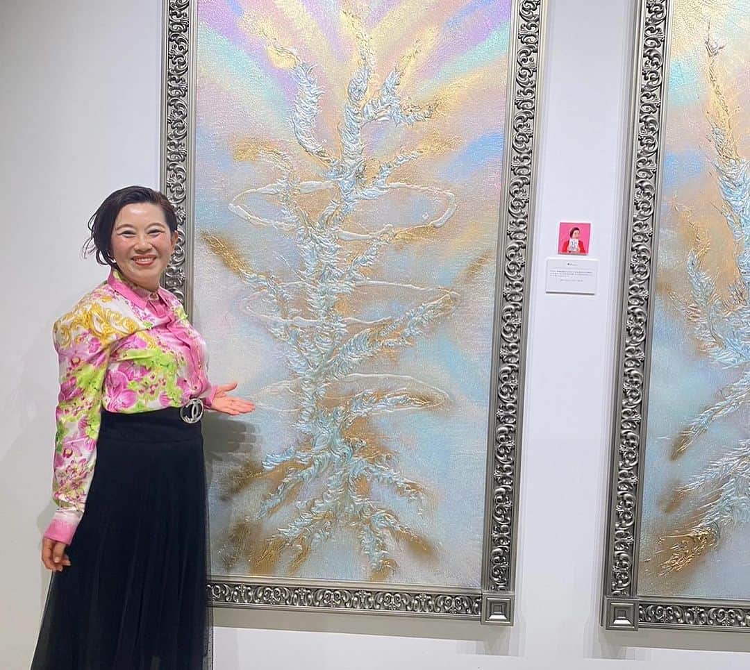 坂東工さんのインスタグラム写真 - (坂東工Instagram)「個展が終了して怒涛の日々を送ってました💦  改めて… 今回の心斎橋PARCOでの個展は実り多きものとなりました👐 本当にたくさんの方々にお越しいただき(写真は僕が自撮りできたものです🤳)、販売していた絵画は全て主人が決まり、非売品の大きな絵画は南の方へ向かうようです🙏ありがたやありがたや🌹  ご縁がご縁を運び、皆様に出会えた事が本当のアートなのだと感じております🤵🏻‍♂️  関わっていただいた皆々様に改めて感謝すると共に、いつかみんなでどんちゃん騒ぎができる日を夢見て…  さぁこれから新たなプロジェクトの始動です！ 今後ともどうぞよろしくお願いします🤵🏻‍♂️🌹  #アート #心斎橋PARCO #オーラアート #愛ってなんだ #なんかチアリーダーがいる」10月14日 10時01分 - takumimoriyabando