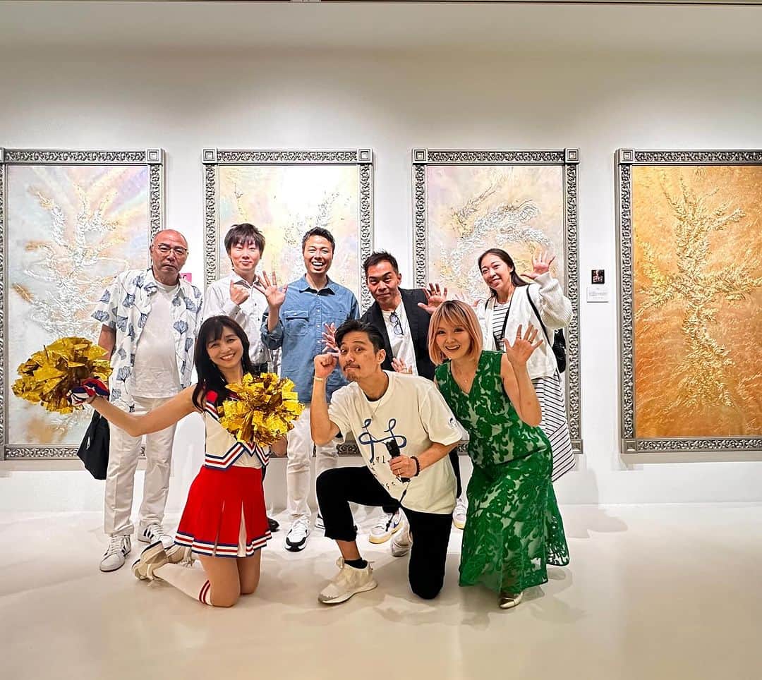 坂東工のインスタグラム：「個展が終了して怒涛の日々を送ってました💦  改めて… 今回の心斎橋PARCOでの個展は実り多きものとなりました👐 本当にたくさんの方々にお越しいただき(写真は僕が自撮りできたものです🤳)、販売していた絵画は全て主人が決まり、非売品の大きな絵画は南の方へ向かうようです🙏ありがたやありがたや🌹  ご縁がご縁を運び、皆様に出会えた事が本当のアートなのだと感じております🤵🏻‍♂️  関わっていただいた皆々様に改めて感謝すると共に、いつかみんなでどんちゃん騒ぎができる日を夢見て…  さぁこれから新たなプロジェクトの始動です！ 今後ともどうぞよろしくお願いします🤵🏻‍♂️🌹  #アート #心斎橋PARCO #オーラアート #愛ってなんだ #なんかチアリーダーがいる」