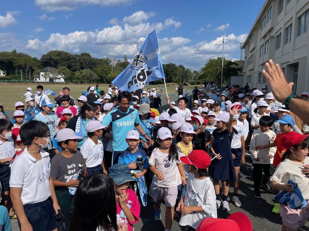 ジュビロ磐田さんのインスタグラム写真 - (ジュビロ磐田Instagram)「🏫#磐田市 小学校訪問レポート🏫  #山田大記 選手は富士見小学校を訪問しました。 「体づくりは何をしていますか？」という質問に、 「日々のトレーニングはもちろん、食事や睡眠にも気を遣っています」と答えました🍚  #シャレン  @iwatacity_official @sensyukai.jubilo」10月14日 10時04分 - jubiloiwata.official