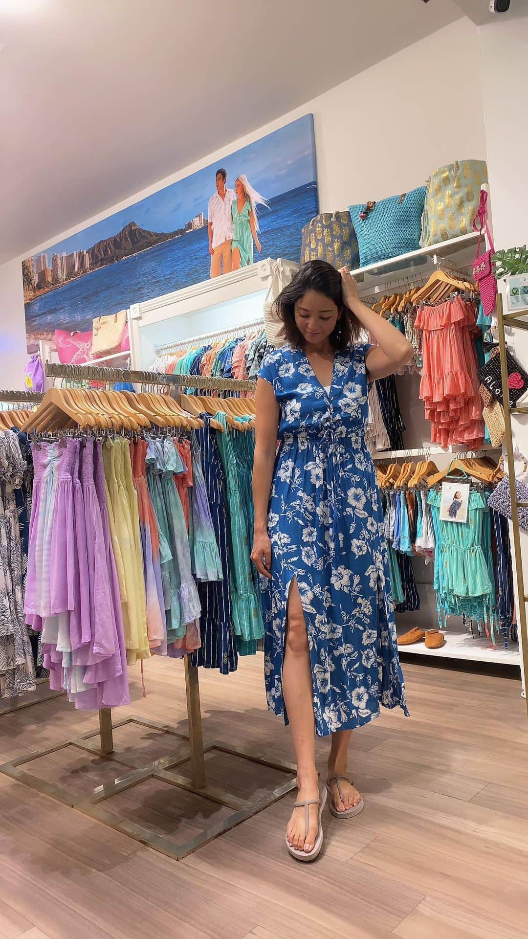 Angels By The Sea Hawaii Waikiki Based Boutiques ?Original clothing designed のインスタグラム：「インスタLIVE「速報！新作ドレスこご紹介 @angelsbythesea 」  MC🎙️ cottoncandy_o0.0 @mayumi_hawaii  👗 @angelsbythesea   @angelsbythesea has been Hawaii’s resort fashion brand based in Honolulu, Hawaii, since 2010. Please visit our online store 🌺www.angelsbytheseahawaii.com Owner Designer Nina Thai (Miss Waikiki) @nina_bythesea (日本語勉強中📚🙇🏻‍♀️) Please feel free to tag your pic for a chance to be featured!  ハワイのリゾートファッション、 エンジェルズバイザシー はミスワイキキである Nina Thai によって作られたハワイオリジナルファッションブランドです🌴日本語ウェブサイトはこちら www.angelsbytheseahawaii.jp  ハワイやリゾートファッションが好きな人は是非私達のアカウントをフォローして下さい🙌また私達の商品をポストする際にタグ付けしていただいたら私達からリポストされるチャンスがあります  #angelsbytheseahawaii #angelsbythesea #resortwear #hawaii #waikiki #supporthawaii #sheratonwaikiki #bandeau #palmleaves #hawaiibeaches  #ハワイ #ワイキキ #カイルア #ラニカイビーチ #シンプルコーデ #ハワイ好きな人と繋がりたい #エンジェルズバイザシーハワイ #エンジェルズバイザシー #リゾートファッション #ハワイに恋して #ハワイ限定 #シェラトンワイキキ #ワイキキビーチ」