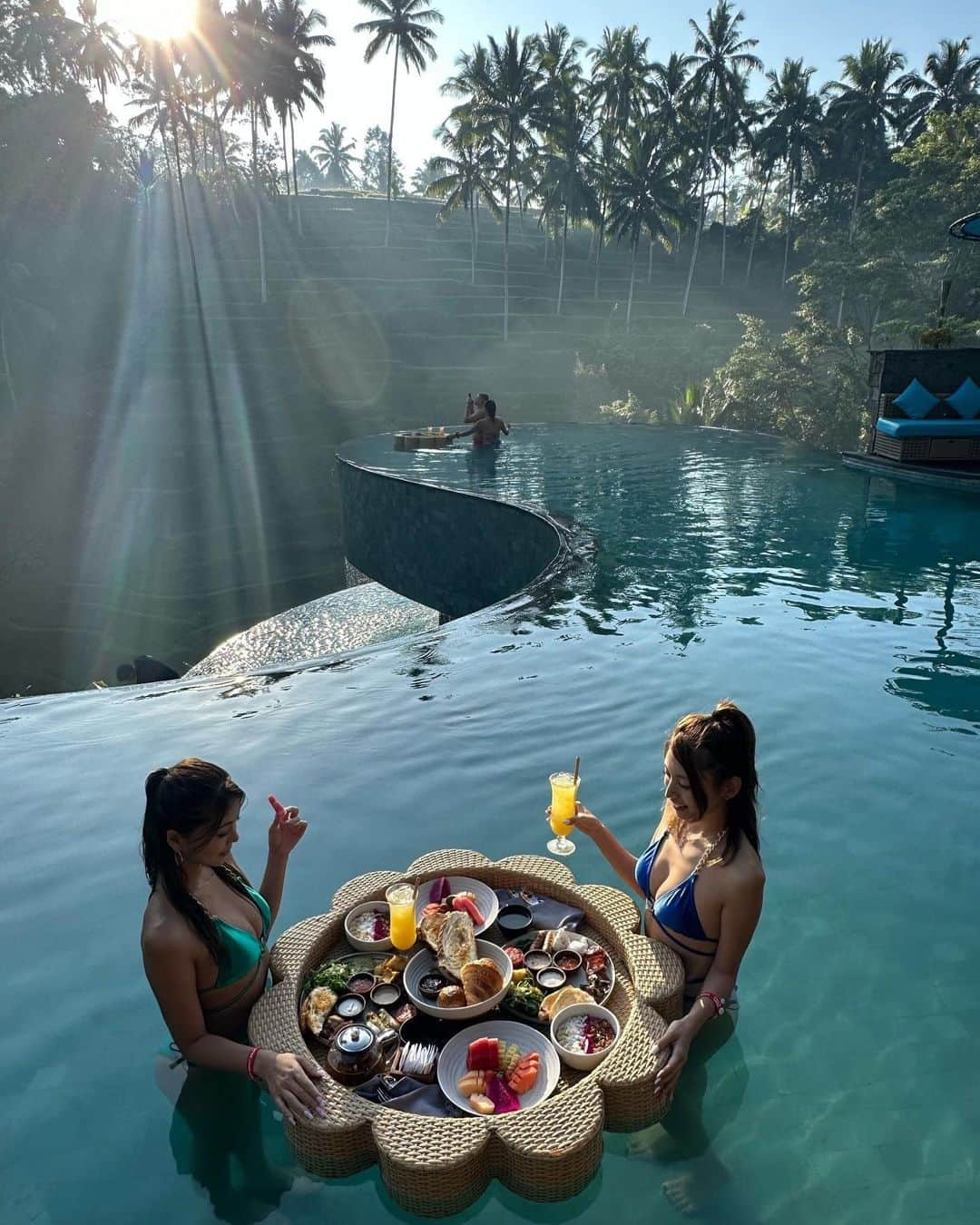 市原彩花さんのインスタグラム写真 - (市原彩花Instagram)「Floating breakfast🪷 @cretyaubud   プールで朝ごはん☀️ バリのウブドは朝夜涼しめ🌿 プール寒くて結局ソファで普通に朝ごはん食べたよ😂  #cretyaubud#ウブド観光#バリ#バリ島#バリ島旅行#バリ旅行#バリ島観光#海外旅行#海外移住#東南アジア#bali#baliisland#balitrip#balitravel #cewek#gadis#gadiscantik#liburanbali#melalidibali#melali#水着#ビキニ#bikini#swimsuit#bikinigirl#bikinimodel#ウブド#ubud #あーちゃんバリ」10月14日 10時06分 - ayaka_ichihara