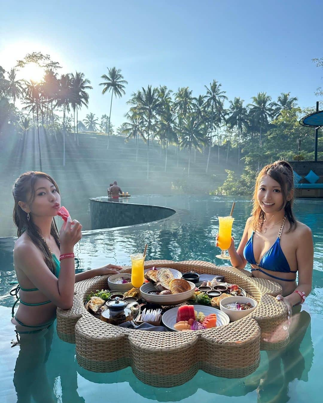 市原彩花のインスタグラム：「Floating breakfast🪷 @cretyaubud   プールで朝ごはん☀️ バリのウブドは朝夜涼しめ🌿 プール寒くて結局ソファで普通に朝ごはん食べたよ😂  #cretyaubud#ウブド観光#バリ#バリ島#バリ島旅行#バリ旅行#バリ島観光#海外旅行#海外移住#東南アジア#bali#baliisland#balitrip#balitravel #cewek#gadis#gadiscantik#liburanbali#melalidibali#melali#水着#ビキニ#bikini#swimsuit#bikinigirl#bikinimodel#ウブド#ubud #あーちゃんバリ」