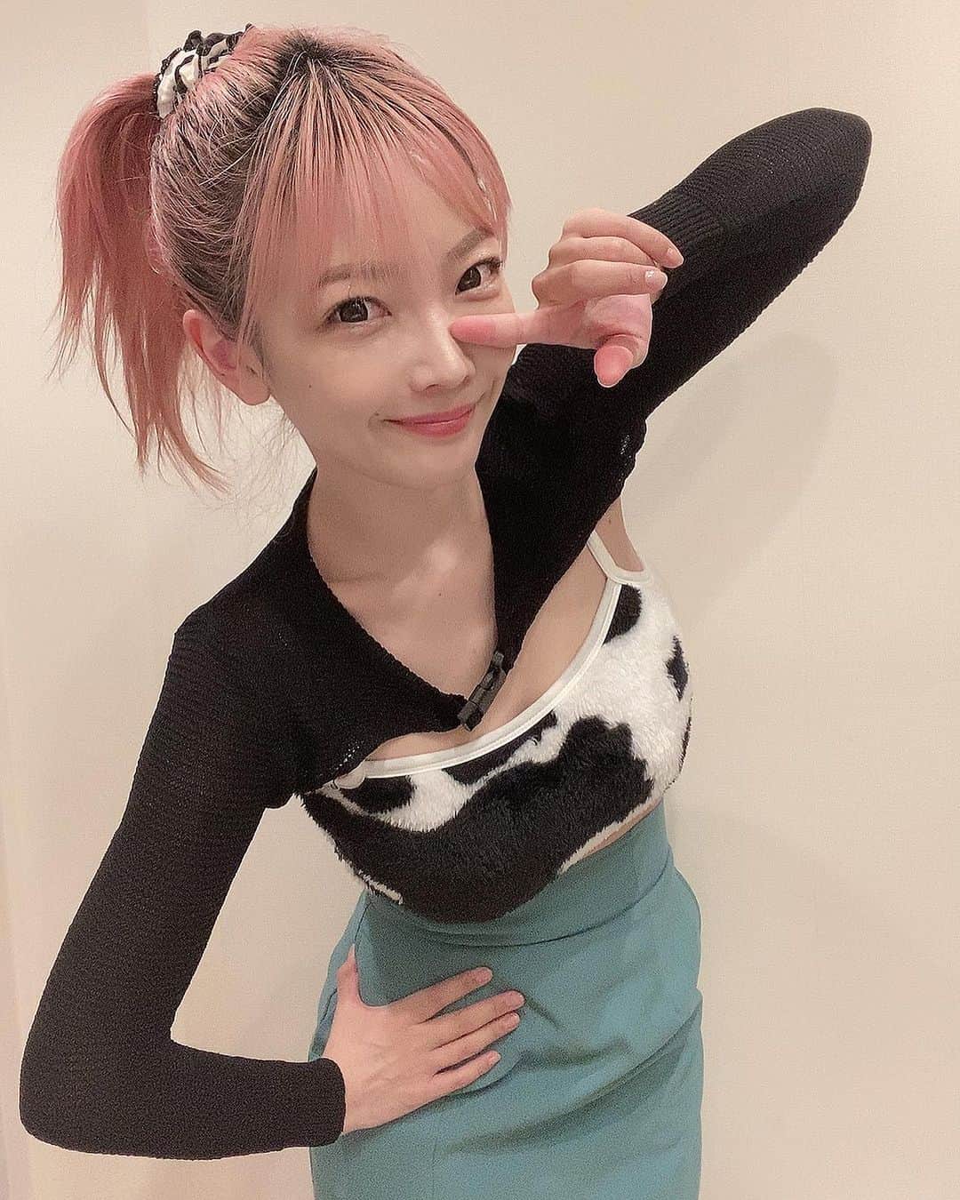 のインスタグラム：「いつもはざっくりポニテやけど、こめかみからあげてみたヨ🫡  昨日はBOラジオありがとうございましたぁあ！！！時事ネタや好きなスポーツの事を喋るの楽しいナ☺️💗 あと2回で終了ですがよろしくお願いします☺️🦜」