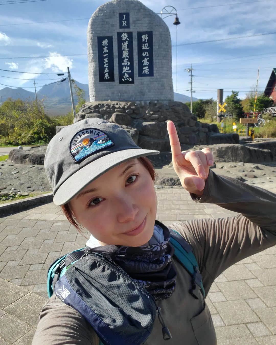 加藤ツバキさんのインスタグラム写真 - (加藤ツバキInstagram)「ぶらり飯盛山の旅☺️ 清里駅をスタートして飯盛山へ。山頂は風が強めでちょい寒、もうすっかり秋ですね🌾 飯盛山（めしもりやま）はなんと言ってもフォルムがこんもりしててかわいい！そして登山口から2.5kmのさっくり登山なのに絶景！なんていい山なんだ🙌 お向かいの平沢山から見てもほらかわいい！ そして富士山もセットで楽しめちゃうお得感素晴らしきかな。 平沢山からは野辺山宇宙電波観測所の電波望遠鏡が🧐 下山後はJRの鉄道最高地点へ。レストラン最高地点でくるみつゆのもりそばとおやきで一杯🍻くるみつゆも蕎麦もおやきも全部美味しすぎて秒でなくなった…笑 電車の本数がシビアな小海線、おかわりする時間はありません。 野辺山駅まで30分歩いて今回の山旅はフィニッシュです🙌 おつかれやまでした🙆  #飯盛山 #大盛山 #平沢山 #登山 #山活 #山旅 #レストラン最高地点 #野辺山 #jr鉄道最高地点 #小海線 #よく見ると車両の番号1並び」10月14日 10時16分 - katotsuba_desu