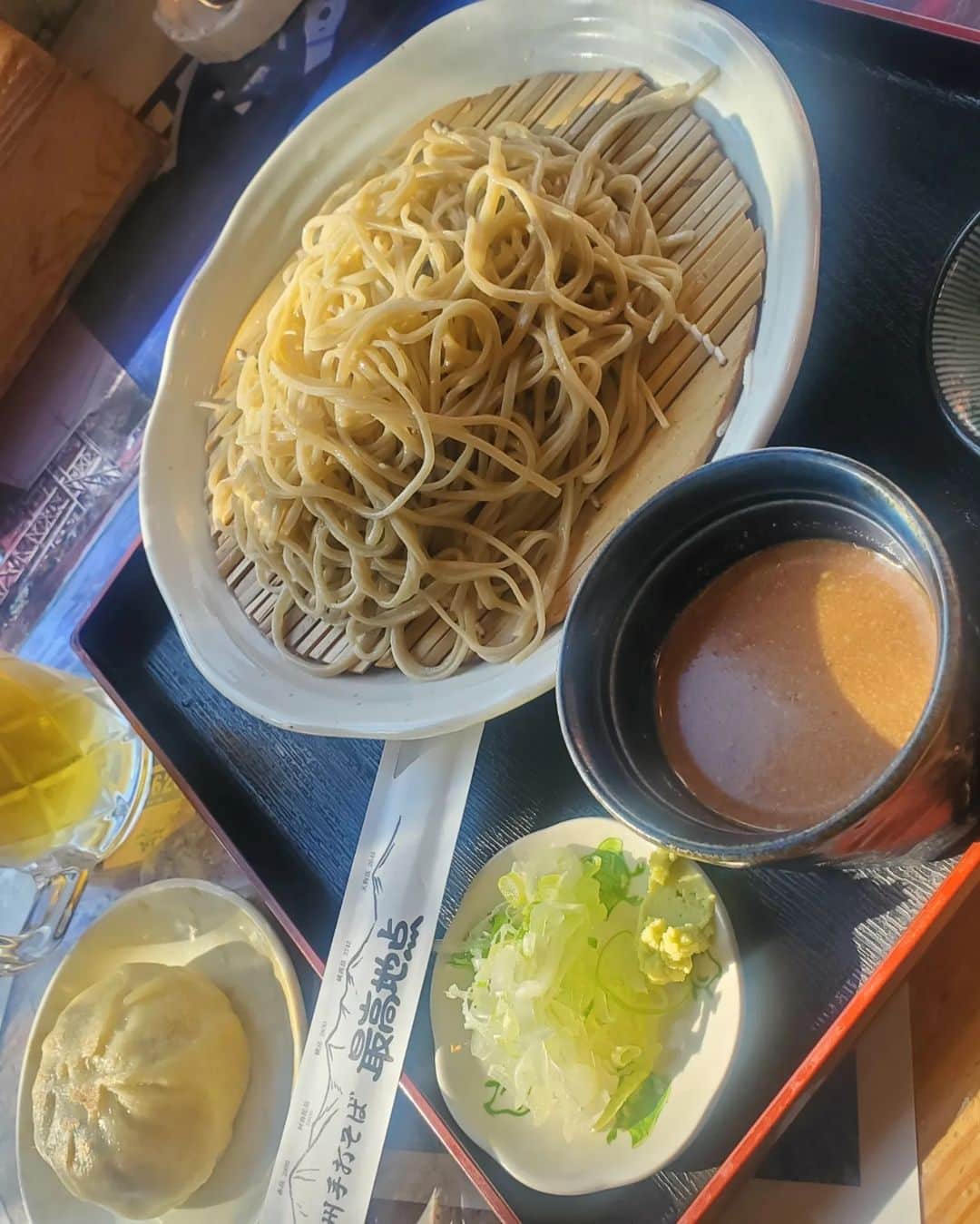 加藤ツバキさんのインスタグラム写真 - (加藤ツバキInstagram)「ぶらり飯盛山の旅☺️ 清里駅をスタートして飯盛山へ。山頂は風が強めでちょい寒、もうすっかり秋ですね🌾 飯盛山（めしもりやま）はなんと言ってもフォルムがこんもりしててかわいい！そして登山口から2.5kmのさっくり登山なのに絶景！なんていい山なんだ🙌 お向かいの平沢山から見てもほらかわいい！ そして富士山もセットで楽しめちゃうお得感素晴らしきかな。 平沢山からは野辺山宇宙電波観測所の電波望遠鏡が🧐 下山後はJRの鉄道最高地点へ。レストラン最高地点でくるみつゆのもりそばとおやきで一杯🍻くるみつゆも蕎麦もおやきも全部美味しすぎて秒でなくなった…笑 電車の本数がシビアな小海線、おかわりする時間はありません。 野辺山駅まで30分歩いて今回の山旅はフィニッシュです🙌 おつかれやまでした🙆  #飯盛山 #大盛山 #平沢山 #登山 #山活 #山旅 #レストラン最高地点 #野辺山 #jr鉄道最高地点 #小海線 #よく見ると車両の番号1並び」10月14日 10時16分 - katotsuba_desu