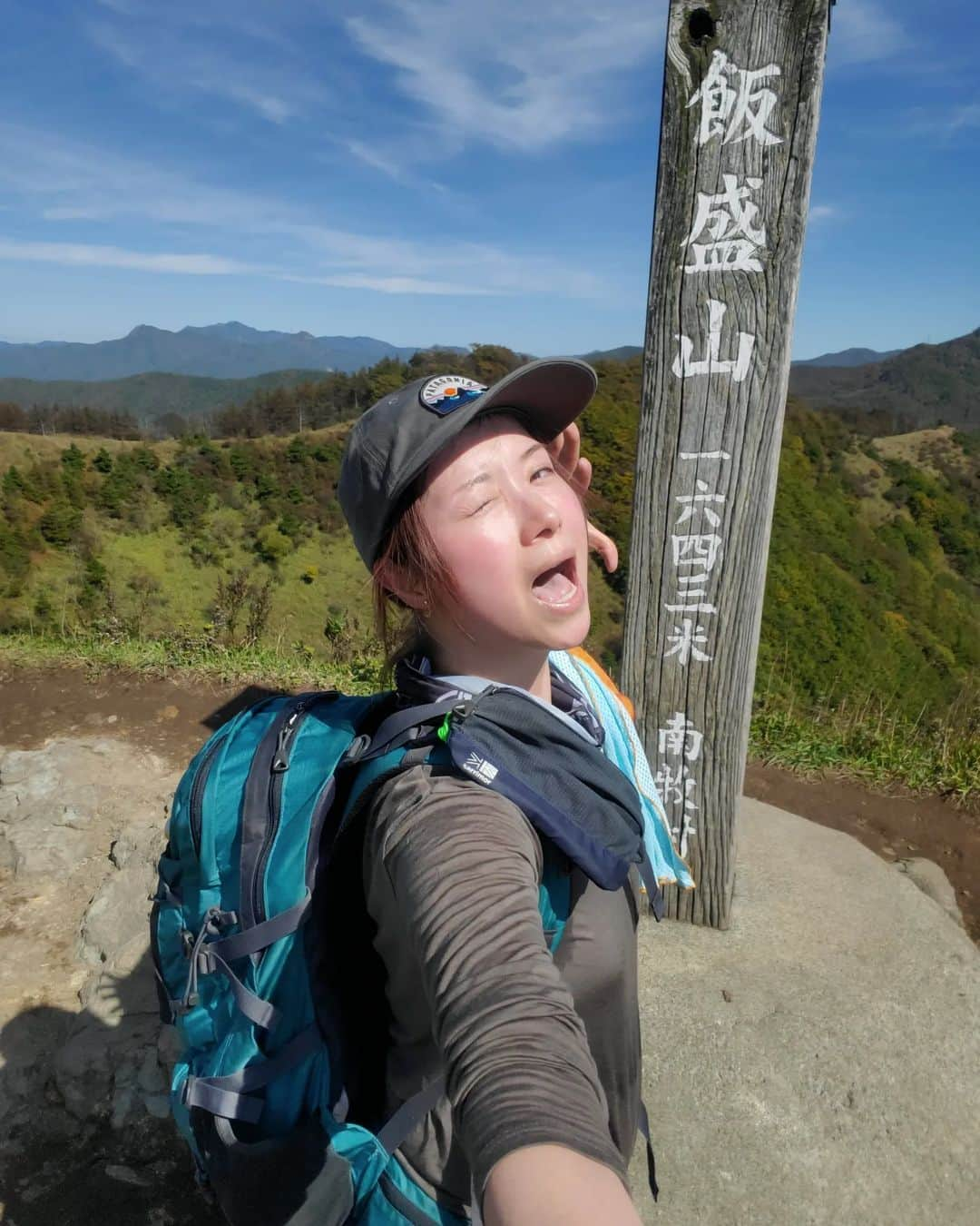 加藤ツバキのインスタグラム：「ぶらり飯盛山の旅☺️ 清里駅をスタートして飯盛山へ。山頂は風が強めでちょい寒、もうすっかり秋ですね🌾 飯盛山（めしもりやま）はなんと言ってもフォルムがこんもりしててかわいい！そして登山口から2.5kmのさっくり登山なのに絶景！なんていい山なんだ🙌 お向かいの平沢山から見てもほらかわいい！ そして富士山もセットで楽しめちゃうお得感素晴らしきかな。 平沢山からは野辺山宇宙電波観測所の電波望遠鏡が🧐 下山後はJRの鉄道最高地点へ。レストラン最高地点でくるみつゆのもりそばとおやきで一杯🍻くるみつゆも蕎麦もおやきも全部美味しすぎて秒でなくなった…笑 電車の本数がシビアな小海線、おかわりする時間はありません。 野辺山駅まで30分歩いて今回の山旅はフィニッシュです🙌 おつかれやまでした🙆  #飯盛山 #大盛山 #平沢山 #登山 #山活 #山旅 #レストラン最高地点 #野辺山 #jr鉄道最高地点 #小海線 #よく見ると車両の番号1並び」