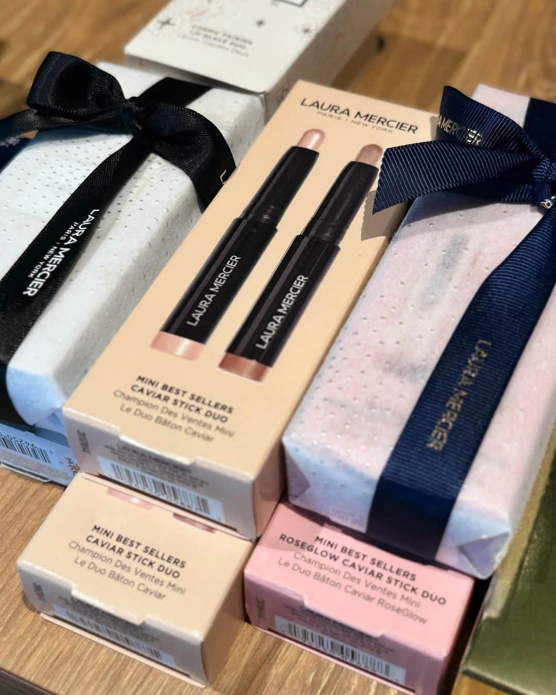 前田紀至子さんのインスタグラム写真 - (前田紀至子Instagram)「昨夜はナイトアウトアンサンブルにお越しくださった皆様、本当にどうもありがとうございました！  そして、自分のパーティの準備の前に、ローラメルシエのひと足早いホリデーイベント、LAURA MERCIER HOL2023🎄STARLIGHT FORTUNE PARTYに伺いました。  毎度の事ながら桂子さん @keyco0824 の企画力と采配が光るイベントは、自らもプランニングをする視点で見ても尊敬&嫉妬するほど完璧なもので勉強になるわぁと惚れ惚れせずにはいられません。  ホリデー限定のアイテム群は勿論今年もバラエティに富んでいて、「誰にどれをあげようかな？」と想像を膨らませるのがまた愉しい。 因みに個人的にはジャパンブルームの最強パレットが底見えしてきたこともあり、「スターライト ドリーム アイシャドウパレット」が気になるのと、どれか一つ自分が選べるとしたら5枚目写真右のブラシセットかな🤔いや、ボディクリームトリオも良いな…と真剣に悩んでしまいました。  そして昨日の大盛り上がりコンテンツといえば、フォーチュンガチャ。自分のためのメッセージに加えて、運が良ければ景品も…というときめきが凄いコンテンツでしたが、幸運にも燦然と輝くとんでもないアイテムを当ててしまった訳で…  ということでそちらについてはまた改めて。  兎に角素敵なイベント、お招きいただきありがとうございました。  素晴らしいホリデーシーズンの幕開けを確信したひと時でした。  #lauramercier#ローラメルシエ#ホリデーコレクション2023#asakoiwayanagi#vermillion#ヴァーミリオン#エフェクティム#effectim」10月14日 10時16分 - ki45m