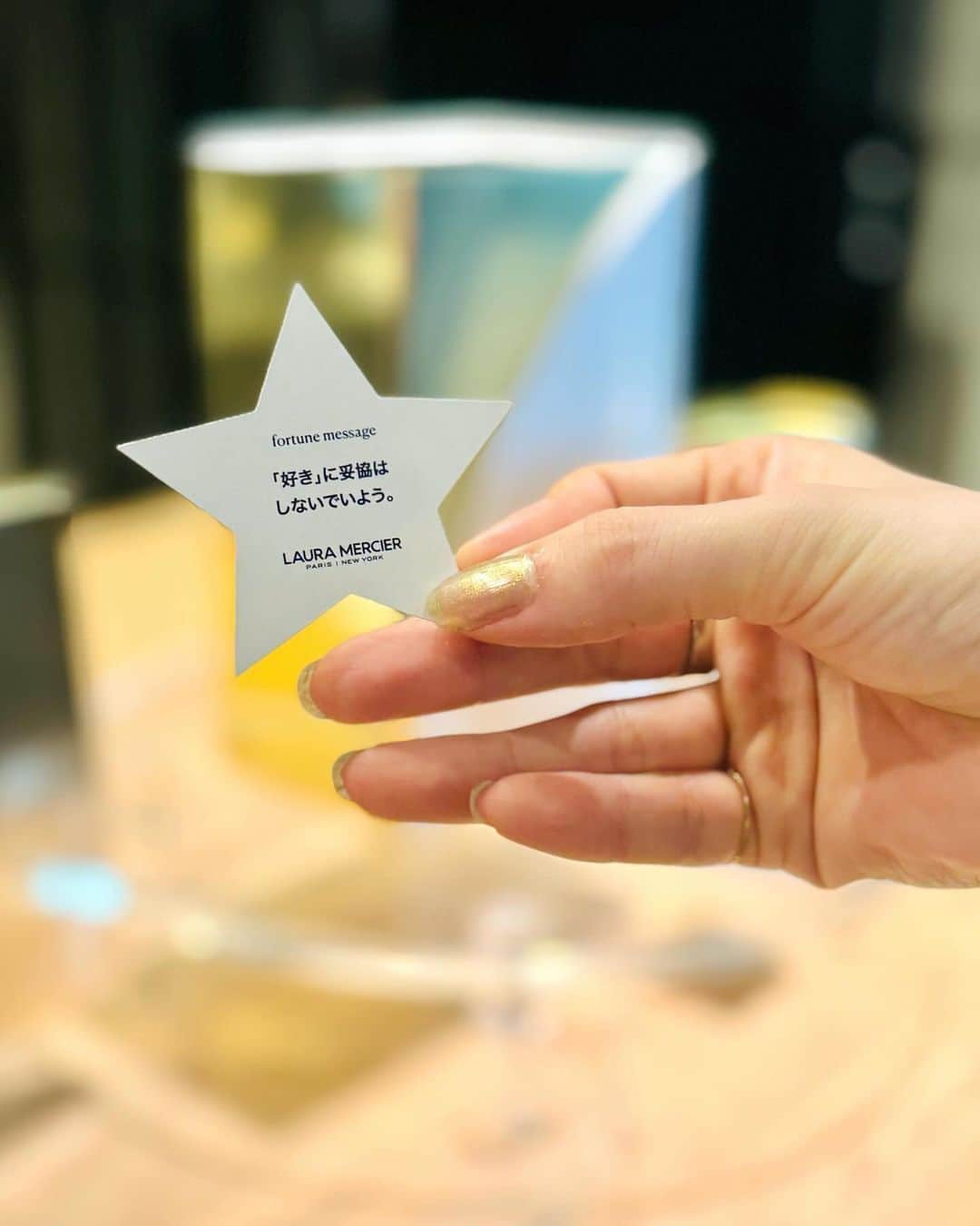 前田紀至子さんのインスタグラム写真 - (前田紀至子Instagram)「昨夜はナイトアウトアンサンブルにお越しくださった皆様、本当にどうもありがとうございました！  そして、自分のパーティの準備の前に、ローラメルシエのひと足早いホリデーイベント、LAURA MERCIER HOL2023🎄STARLIGHT FORTUNE PARTYに伺いました。  毎度の事ながら桂子さん @keyco0824 の企画力と采配が光るイベントは、自らもプランニングをする視点で見ても尊敬&嫉妬するほど完璧なもので勉強になるわぁと惚れ惚れせずにはいられません。  ホリデー限定のアイテム群は勿論今年もバラエティに富んでいて、「誰にどれをあげようかな？」と想像を膨らませるのがまた愉しい。 因みに個人的にはジャパンブルームの最強パレットが底見えしてきたこともあり、「スターライト ドリーム アイシャドウパレット」が気になるのと、どれか一つ自分が選べるとしたら5枚目写真右のブラシセットかな🤔いや、ボディクリームトリオも良いな…と真剣に悩んでしまいました。  そして昨日の大盛り上がりコンテンツといえば、フォーチュンガチャ。自分のためのメッセージに加えて、運が良ければ景品も…というときめきが凄いコンテンツでしたが、幸運にも燦然と輝くとんでもないアイテムを当ててしまった訳で…  ということでそちらについてはまた改めて。  兎に角素敵なイベント、お招きいただきありがとうございました。  素晴らしいホリデーシーズンの幕開けを確信したひと時でした。  #lauramercier#ローラメルシエ#ホリデーコレクション2023#asakoiwayanagi#vermillion#ヴァーミリオン#エフェクティム#effectim」10月14日 10時16分 - ki45m
