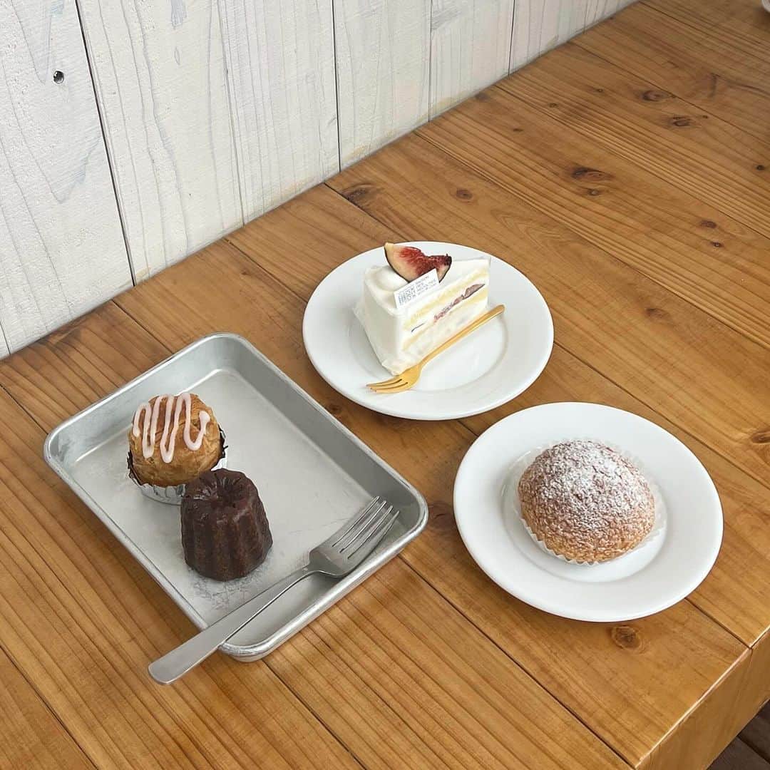 横山紗弓さんのインスタグラム写真 - (横山紗弓Instagram)「📍 @saison_des_recoltes / 吉塚 rec coffeeに併設している焼き菓子屋さん イートインスペースはなく テラスにベンチがあります🪑 季節のフルーツケーキなど種類も豊富で どれもとてもおいしかったです😌 #saisondesrecoltes #福岡ランチ #福岡カフェ #福岡デート  #福岡女子会 #福岡ドライブ #博多カフェ #吉塚カフェ #さゆlog」10月14日 10時16分 - 1129sym