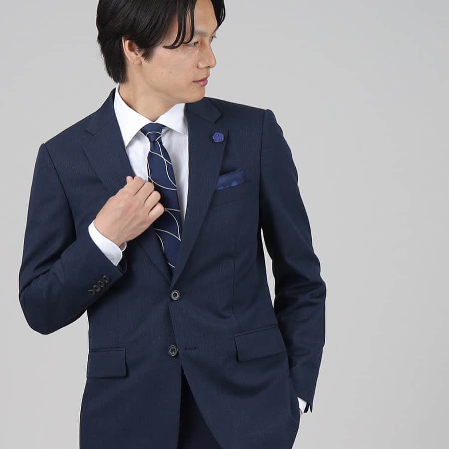 タケオ キクチさんのインスタグラム写真 - (タケオ キクチInstagram)「【Product Notes Japan】 日本のものづくりの精神性を追求し、現代的にリデザインすることで、完成したタケオキクチのジャパンスーツ。 Product Notes Japan（プロダクトノーツジャパン）  美しき日本のブランドとしての誇りを胸にこだわり抜いた、他では見る事が出来ないTAKEO KIKUCHIオリジナルスーツです。  【Made in　JAPAN】 マイクロデザイン スーツ  千本格子と呼ばれる縦の目が細かい格子で、店先や欄間（らんま）に用いられる日本の建築様式をスーツ地に落とし込んだデザイン。織機をあえて低速運転させる事で糸一本一本の緊張感を解き、空気を含ませることで柔らかい風合いを出しています。  #takeokikuchi #2023autumunwinter #23aw #mensfashion #menswear #japantradition #menssuits #suitstyle #productnotesjapan #タケオキクチ #2023秋冬 #メンズファッション #スーツ #スーツスタイル #プロダクトノーツジャパン」10月14日 10時16分 - takeokikuchi_official