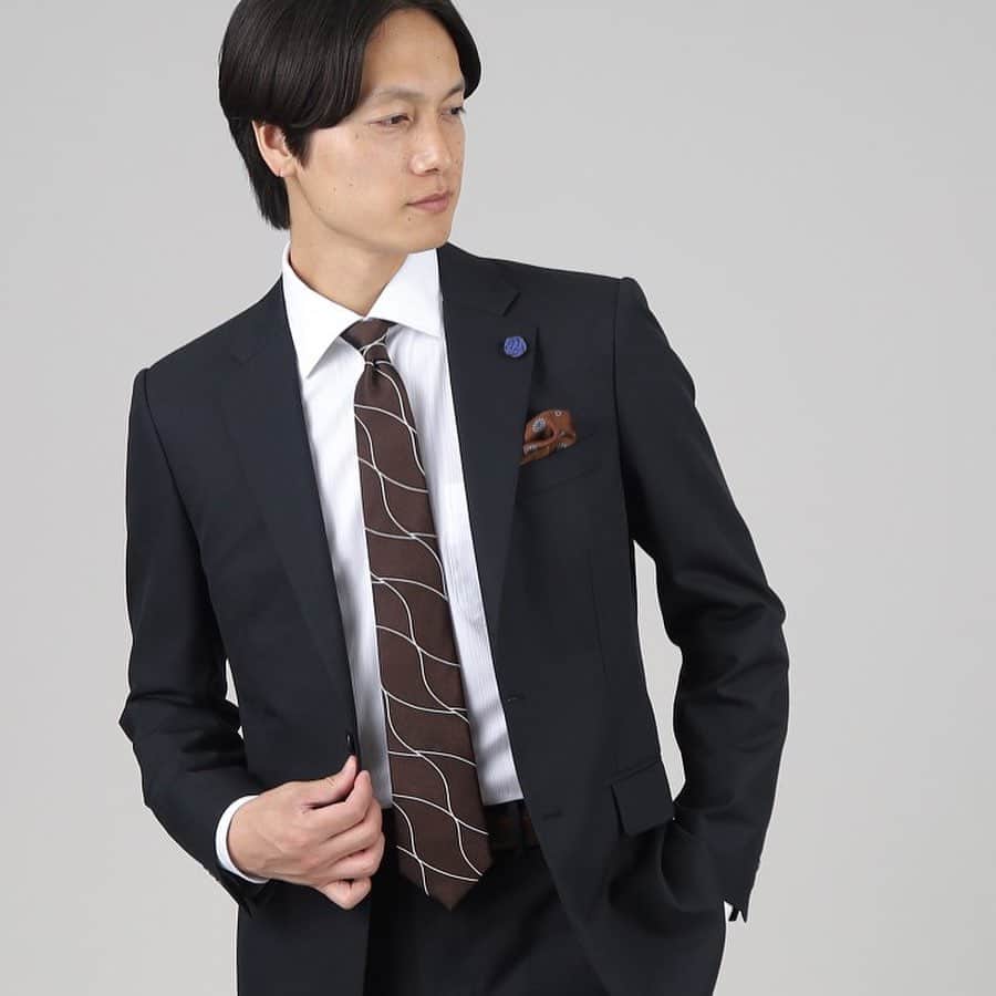 タケオ キクチのインスタグラム：「【Product Notes Japan】 日本のものづくりの精神性を追求し、現代的にリデザインすることで、完成したタケオキクチのジャパンスーツ。 Product Notes Japan（プロダクトノーツジャパン）  美しき日本のブランドとしての誇りを胸にこだわり抜いた、他では見る事が出来ないTAKEO KIKUCHIオリジナルスーツです。  【Made in　JAPAN】 マイクロデザイン スーツ  千本格子と呼ばれる縦の目が細かい格子で、店先や欄間（らんま）に用いられる日本の建築様式をスーツ地に落とし込んだデザイン。織機をあえて低速運転させる事で糸一本一本の緊張感を解き、空気を含ませることで柔らかい風合いを出しています。  #takeokikuchi #2023autumunwinter #23aw #mensfashion #menswear #japantradition #menssuits #suitstyle #productnotesjapan #タケオキクチ #2023秋冬 #メンズファッション #スーツ #スーツスタイル #プロダクトノーツジャパン」