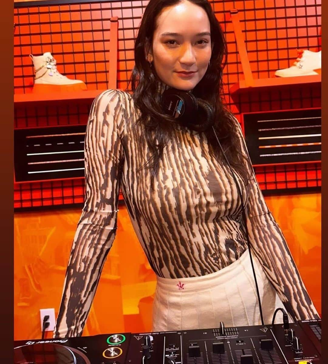 松岡モナさんのインスタグラム写真 - (松岡モナInstagram)「Orange is the new black thanks to @sorelfootwear ❤️‍🔥🫶🏻🧡」10月14日 10時18分 - monamatsuoka