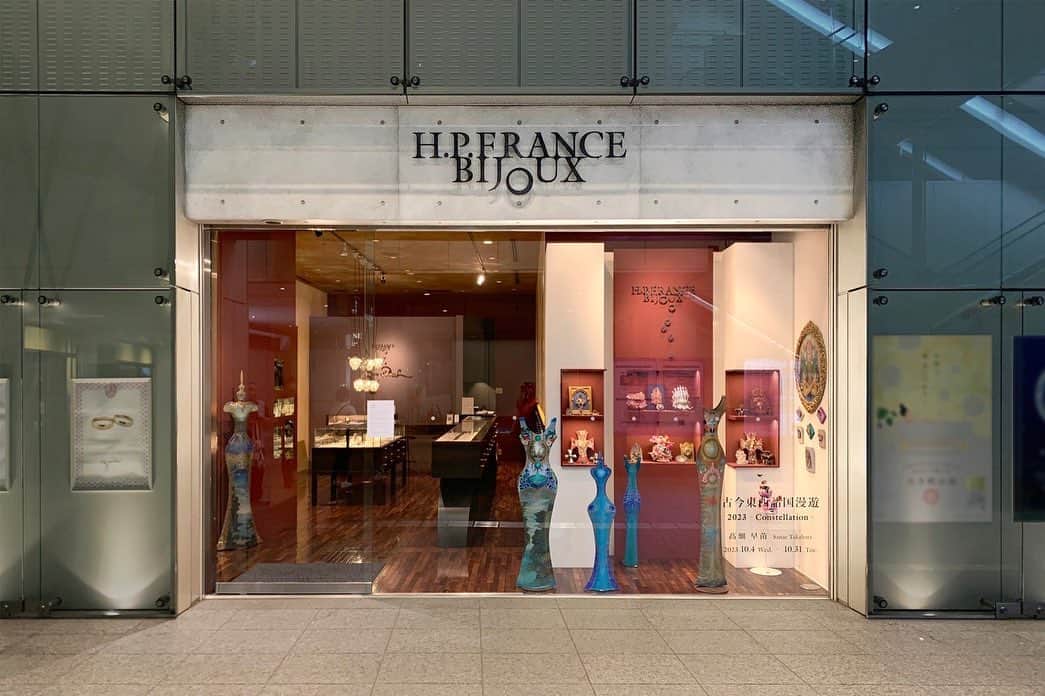 HPFRANCE　アッシュペーフランスのインスタグラム：「H.P.FRANCE BIJOUX 丸の内店では、アーティスト・髙畑早苗 @sanaetakahata による作品展示「古今東西諸国漫遊2023ーConstellation」 を開催中。10代でパリ、その後ニューヨークへと渡り世界各地で数々の展示を行い、80年代から現代アートシーンを駆け抜けてきた髙畑氏。友人たちにインタビューをしながら制作する肖像画シリーズ、土地や時代が纏う空気を Spiritsとして擬人化し描いた「妄想精霊」シリーズと共に、旅の中で集めたアンティークのパーツやビースをコラ ージュする「パーソナルオブジェ」シリーズの発表を続けています。 本展では「パーソナルオブジェ」新作約50点を展示販売。パリ、ブルックリン、プラハ、ハバナなどさまざまな土地を旅し制作した、2011年から続く彼女のライフワークのひとつともいえる作品シリーズです。  ■会期: 10月4日(水)〜31日(火) ■場所: @hpfrance_bijoux 丸の内店 東京都千代田区丸の内2-4-1 丸の内ビルディング 1F」