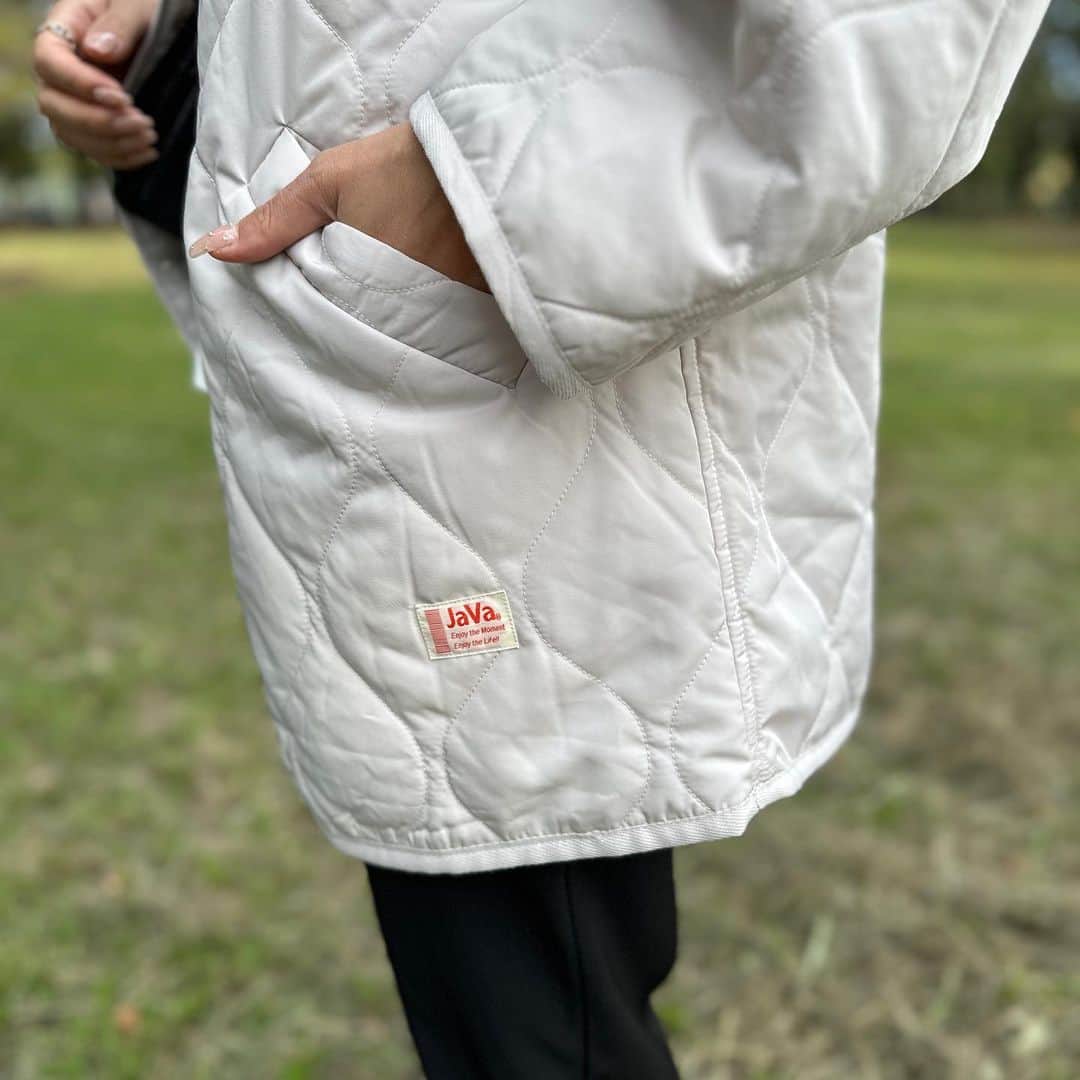 yukoさんのインスタグラム写真 - (yukoInstagram)「他のコーデはこちらから→ @sa_youu​ ​ 👨🏻のサングラスを拝借🕶​ ️公園コーデ​ 秋の行楽にもピッタリなキルティングコート。中綿なのに軽くて暖かいのよね🥹​ お尻まで隠れる丈感で体型がカバー出来るのも◎ —————————————— @classicalelf_official​ 【着用アイテム】​ 《JaVaジャバ コラボ》大人のこなれ感。ノーカラーキルティングコート​ カラー：アイボリー​ サイズ：M​ ​ ストーリーにリンク貼ってます✔️​  ——————————————​ ​  #PR #classicalelf #クラシカルエルフ#エルフコーデ #JAVA#ジャバ#タイアップ #30代コーデ #イエベ #イエベ秋#30代ファッション #骨格ウェーブ #大人カジュアル #きれいめカジュアル #シンプルコーデ#大人コーディネー​ト」10月14日 10時23分 - sa_youu
