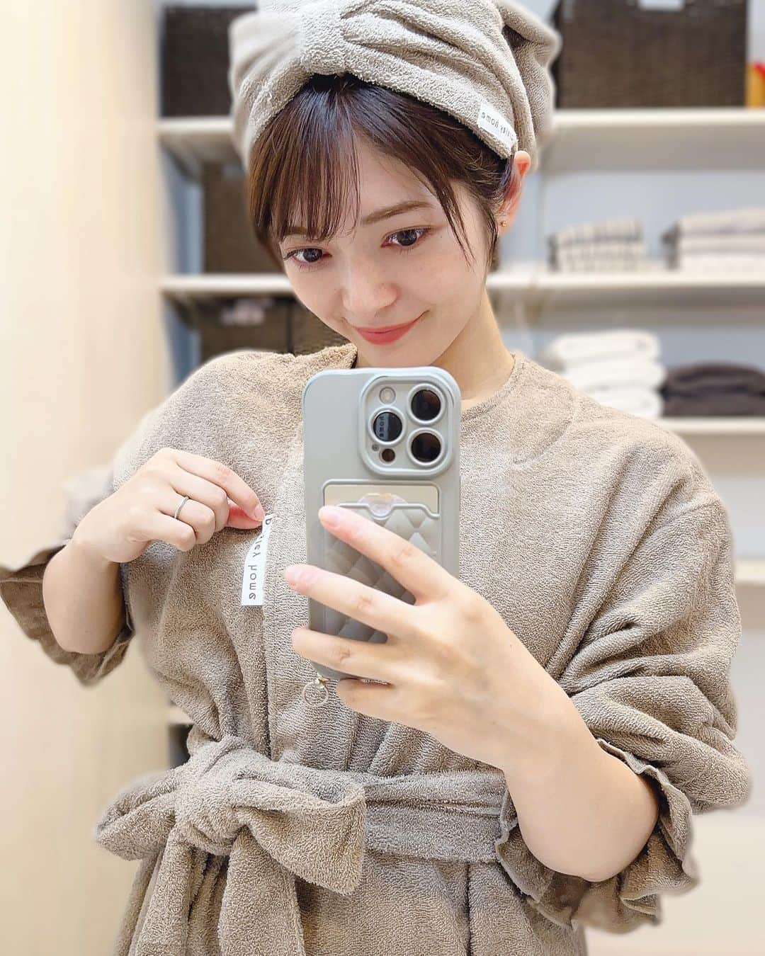 大知めぐみさんのインスタグラム写真 - (大知めぐみInstagram)「人生初ガウン♡ ⁡ ガウンてめっちゃダンディーなイメージあったけどww 今はこんなにオシャレで可愛くて、子供とお風呂でバタバタなママや、お風呂上がりをゆったり過ごしたい方の必需品みたいです♡ ⁡ お風呂上がって、取り敢えず自分の身体拭いて、すっぽんぽんで、子供を拭いて、クリーム塗って、パジャマ着せて、それから自分の事を始めるお風呂時間が、劇的に変わりますww ⁡ すっぽんぽんで、子供を追いかける日々からの解放ですww ⁡ のんさんありがとうございます🙏🏻💓 @parsley_store.official  @tsujinozomi_official  ⁡ ⁡ ⁡#前髪パーマにまつげパーマに眉毛パーマて私の顔面パーマだらけでした笑 ⁡ ⁡ ⁡ ⁡ ⁡ ⁡ #PR #お風呂上がり #ガウン #バスローブ #出産祝い #出産祝いギフト #30代ママ #育児 #育児日記 #子供のいる暮らし #こども  #こどものいる暮らし#育児あるある #主婦#女の子のママ  #女の子ママ #육아스타그램 #육아 #육아소통 #육아맘 #맘스타그램 #오오티디 #데일리룩 #패션 #옷스타그램 #패션스타그램일상  #お風呂グッズ  #お風呂タイム  #お風呂あがり」10月14日 10時30分 - megmeg0715