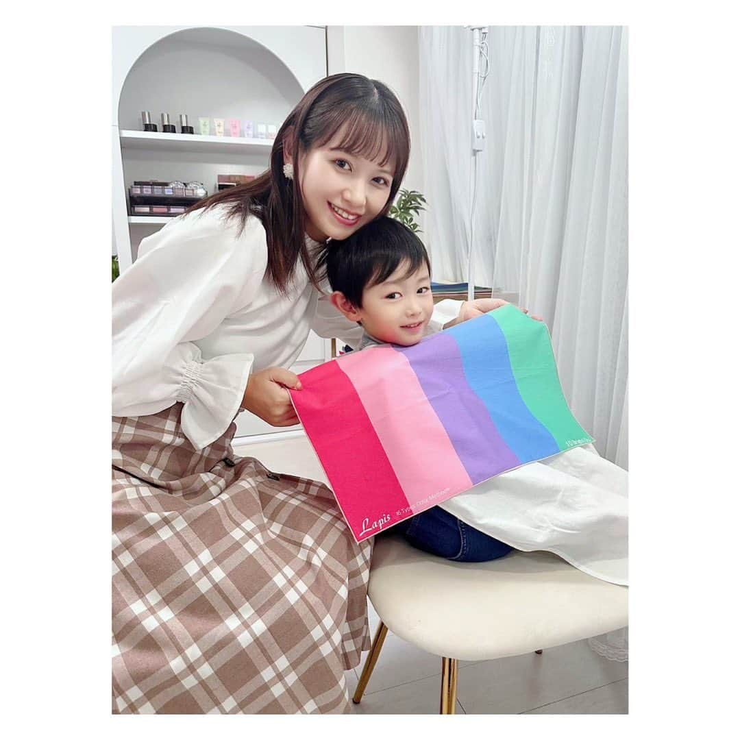 小河結香さんのインスタグラム写真 - (小河結香Instagram)「💎親子でカラー診断💎  しほちゃんのサロンに親子でお邪魔しました👼 子連れで行けるサロンはママさんにとっては とても嬉しい気遣いだよね🥰  この度サロンがホットペッパービューティーに 掲載されるとの事でお写真撮影の お手伝いに行ってきました📷 お役に立てたなら幸いです💕  何も考えずオタ活の為に前髪を ぱっつんにしてしまったゆえ しほちゃんと髪型が少し被ってるのが ちょっと面白かったけど💓 撮影データ見たら…なんかうちら…似てね❓ ってなって笑った😂  11月から掲載されて 今まで予約はLINEやInstagramからだったけど HOT PEPPER Beautyからも 予約出来るようになるらしいです❣️  あと基礎化粧品などの販売も 取り扱うようになったらしく 今回お礼にと特別にUTOWAのミストを 頂いてしまいました🎁 色別に香りが分かれてるんだけど 天使のお見立てで青色のを頂いたので 今後親子で使っていきます👍  撮影終わった後 天使のパーソナルカラーも見てくれて 私とは真逆のブルベ夏だと判明✋ 意外に自分に似合ってる色が分かってたみたいで 診断結果にご満悦の様子でした👼 小学生〜のキッズ診断もあるんだとかで 親子で行くのも楽しめました🫶  どんどん事業を拡大して 素敵なサロン作りを目指して 日々勉強してるのホント尊敬でしかない✨ (私なんて推し活しかしてないぞ…)  これからも美容の事色々と教えて下さい💖  #顔タイプ診断 #顔タイプ #イメコン #イメコン名古屋 #パーソナルカラー診断 #パーソナルカラーアナリスト #顔タイプ診断アドバイザー #名古屋イメージコンサルタント #名古屋パーソナルカラー #lila名古屋#顔タイプ診断名古屋 #イメージコンサルタント #メイク #メイク好き #パーソナルカラー診断名古屋#16タイプパーソナルカラー診断 #16タイプパーソナルカラー #16タイプパーソナルカラー診断名古屋 #fashion #ブルベ #イエベ#ootd#make #フェミニンタイプ」10月14日 10時33分 - yun2world