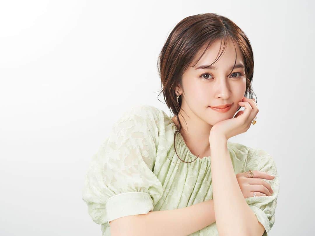 佐藤真瑚のインスタグラム：「⁡ ⁡ 広告モデルをさせていただいている K-Palletさんの1DAY TATOOシリーズの 第2弾が9月より発売されています！ ⁡ 韓国アイドルのような 透明感溢れるうるっとした 涙袋が作れるアイテムです🫧 ⁡ ⁡ 前回の商品もたくさんの方に 見つけたよ！報告をいただけて とてもとても嬉しく思っております。 ⁡ どの色も可愛いので、 他のバージョンも後日、投稿しますね🫶🏻 ⁡ ⁡ ✴︎ 𝑇𝐻𝐴𝑁𝐾𝑆 ✴︎  @kpalette_jp  ⁡ 【 𝐻𝑎𝑖𝑟𝑀𝑎𝑘𝑒 】  @ayakoba  ⁡ 【 𝑆𝑡𝑦𝑙𝑖𝑠𝑡 】  @kjoko_sudoh」