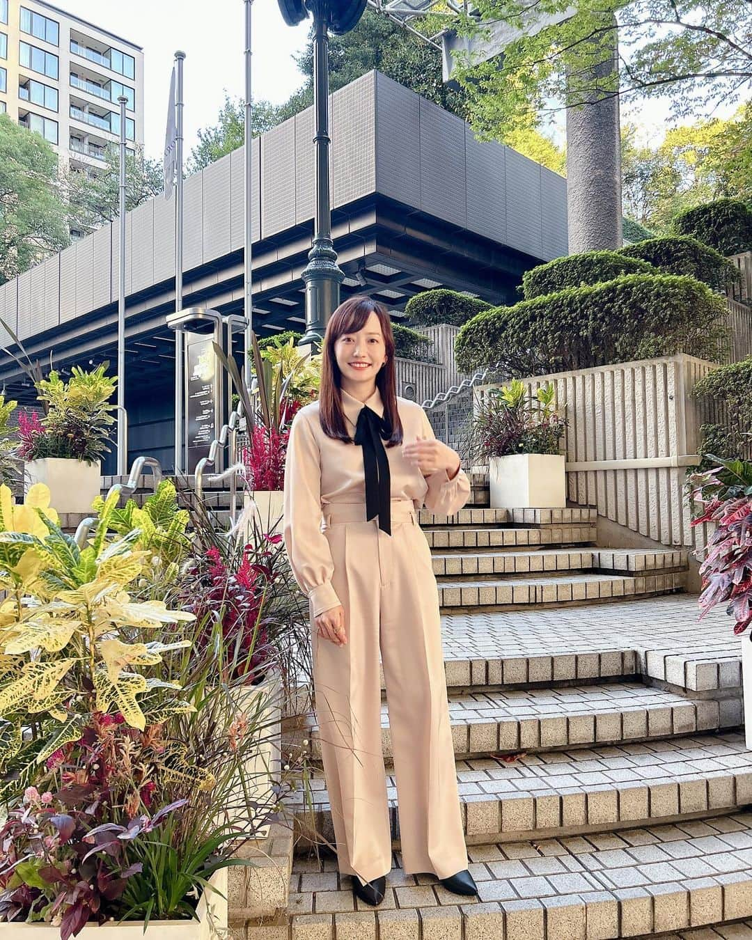 島本真衣のインスタグラム：「おはようございます☀️ 今日正午から 『中居正広のキャスターな会』🎤 ぜひご覧ください♪  #中居正広のキャスターな会 #お金の話な会 #遺産相続 #ニオイやかゆみを防ぐ #頭皮ケア#外国人に大人気 #ニッポンの新観光スポット  #島本真衣 #衣装 #ブラウス #パンツ @anayi_official   #イヤーカフ  @duedonne.jewelry   #リング @flynk_official   #ショートブーツ  @kanematsu_official」