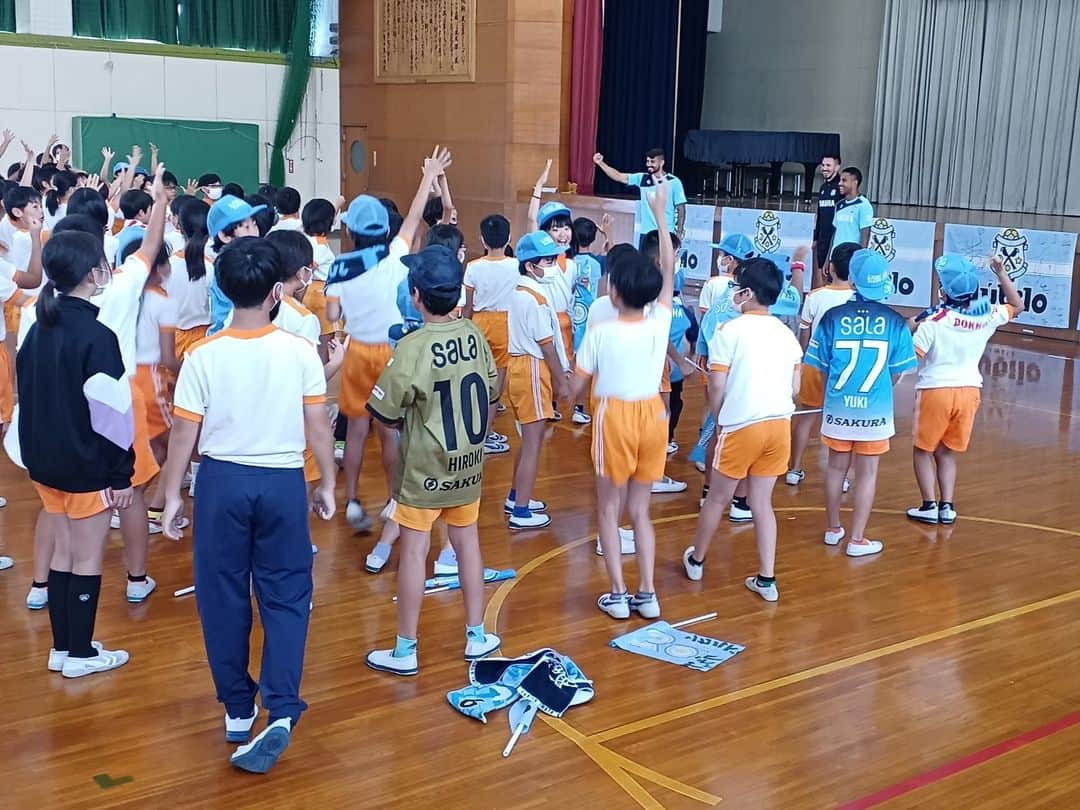 ジュビロ磐田さんのインスタグラム写真 - (ジュビロ磐田Instagram)「🏫#磐田市 小学校訪問レポート🏫  #リカルドグラッサ 選手・ #ドゥドゥ 選手は豊田東小学校でドリブル対決・PK対決に参加⚽🔥 温かく迎えてくださり、ありがとうございました！  #シャレン  @iwatacity_official  @sensyukai.jubilo」10月14日 10時39分 - jubiloiwata.official