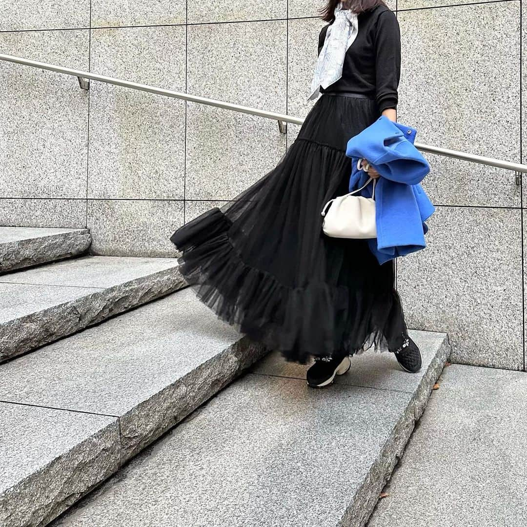 Ayakaのインスタグラム：「すんんごくかわいい チュールスカート😍 * tops @uniqlo_jp  scarf @hermes  skirt @dresslaveofficial @andon_jionestore  bag @room_rakuten  * 展示会でオーダーしてから 到着を楽しみにしてたこれ… 撮影してくれた ゆうかさん @uk_jp が 上手っていうのもあるんだけど 裾の部分にチュールが重なってて この落ち感、ボリュームがでて 歩くだけで かなりふわふわ感が出る…！ （動画も撮った！） * 裾だけボリュームがあるので チュールスカートなのに お腹周りは 割とすっきりして見えるのもよい。 * #チュールスカート #チュールスカートコーデ #ブラックコーデ #ママコーデ #ママファッション #dresslave #ユニクロきれいめ部 #エルメススカーフ #モノトーンコーデ #東京ママ #骨格ストレートコーデ #pr」