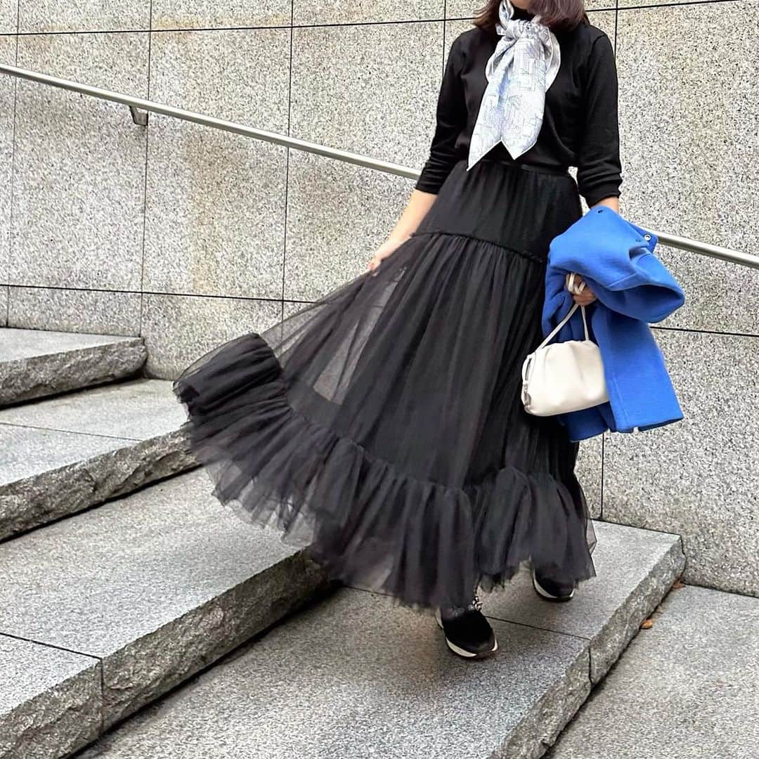 Ayakaさんのインスタグラム写真 - (AyakaInstagram)「すんんごくかわいい チュールスカート😍 * tops @uniqlo_jp  scarf @hermes  skirt @dresslaveofficial @andon_jionestore  bag @room_rakuten  * 展示会でオーダーしてから 到着を楽しみにしてたこれ… 撮影してくれた ゆうかさん @uk_jp が 上手っていうのもあるんだけど 裾の部分にチュールが重なってて この落ち感、ボリュームがでて 歩くだけで かなりふわふわ感が出る…！ （動画も撮った！） * 裾だけボリュームがあるので チュールスカートなのに お腹周りは 割とすっきりして見えるのもよい。 * #チュールスカート #チュールスカートコーデ #ブラックコーデ #ママコーデ #ママファッション #dresslave #ユニクロきれいめ部 #エルメススカーフ #モノトーンコーデ #東京ママ #骨格ストレートコーデ #pr」10月14日 10時39分 - ayaka_ayacandy01