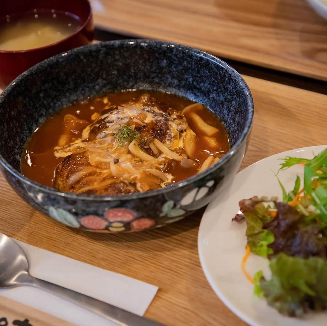 遊佐ちえみさんのインスタグラム写真 - (遊佐ちえみInstagram)「🍽  📍cafe ＆ kitchen きんたろう 静岡県湖西市新居町新居1194  素敵なご夫婦が営む、きんたろう💗 優しくてぬくもりがある店内では 真心込めて作られたお料理がいただけます！  この日の日替わりランチは、、、 煮込みハンバーグ！🍽 特性のソースで煮込まれたハンバーグは とっても柔らかくてジューシーで 美味しかった🥰  食後のデザートも、全て手作り！！ お腹いっぱいなのに、甘いものは別腹😘  エネルギー、パワー補給して、 ハマイチ撮影🚲📸頑張りました🎶  【photo by :  @satomi_mtrs 】  ◾︎ 定休日  月曜日、第3火曜日  ◾︎ 営業時間   ランチ  11:00～14:00   カフェタイム  13:30～17:00  (L.O. 16:30)  ◾︎ 駐車場  あり  #ランチ #カフェ #手作り #個人店 #きんたろう #静岡県湖西市 #新居 #静岡グルメ #湖西市 #湖西グルメ #hamamatsu #kosai #cafe #lunch #海の湖HAMANAジェンヌ #visit浜名湖」10月14日 10時40分 - yusa_cgram