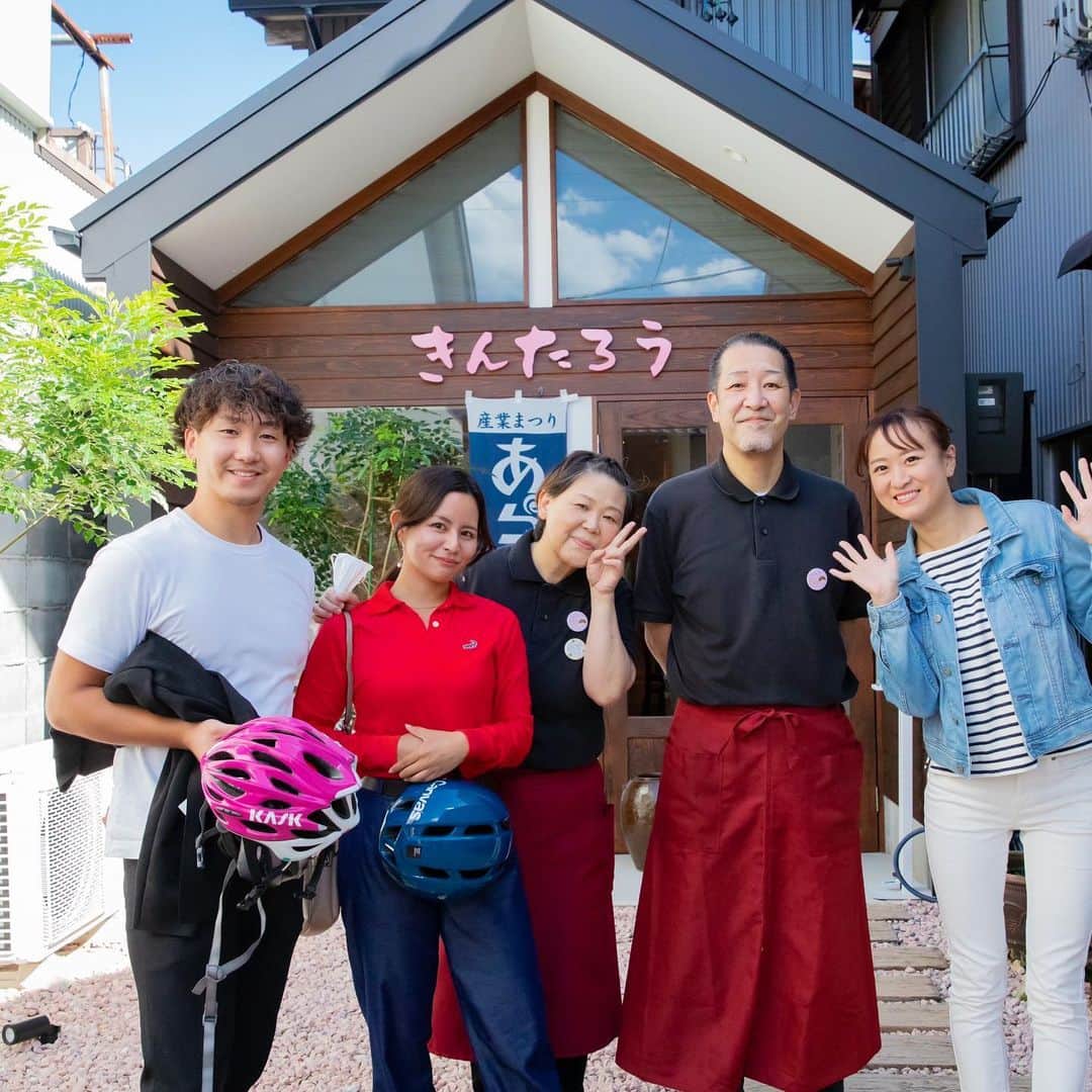 遊佐ちえみさんのインスタグラム写真 - (遊佐ちえみInstagram)「🍽  📍cafe ＆ kitchen きんたろう 静岡県湖西市新居町新居1194  素敵なご夫婦が営む、きんたろう💗 優しくてぬくもりがある店内では 真心込めて作られたお料理がいただけます！  この日の日替わりランチは、、、 煮込みハンバーグ！🍽 特性のソースで煮込まれたハンバーグは とっても柔らかくてジューシーで 美味しかった🥰  食後のデザートも、全て手作り！！ お腹いっぱいなのに、甘いものは別腹😘  エネルギー、パワー補給して、 ハマイチ撮影🚲📸頑張りました🎶  【photo by :  @satomi_mtrs 】  ◾︎ 定休日  月曜日、第3火曜日  ◾︎ 営業時間   ランチ  11:00～14:00   カフェタイム  13:30～17:00  (L.O. 16:30)  ◾︎ 駐車場  あり  #ランチ #カフェ #手作り #個人店 #きんたろう #静岡県湖西市 #新居 #静岡グルメ #湖西市 #湖西グルメ #hamamatsu #kosai #cafe #lunch #海の湖HAMANAジェンヌ #visit浜名湖」10月14日 10時40分 - yusa_cgram
