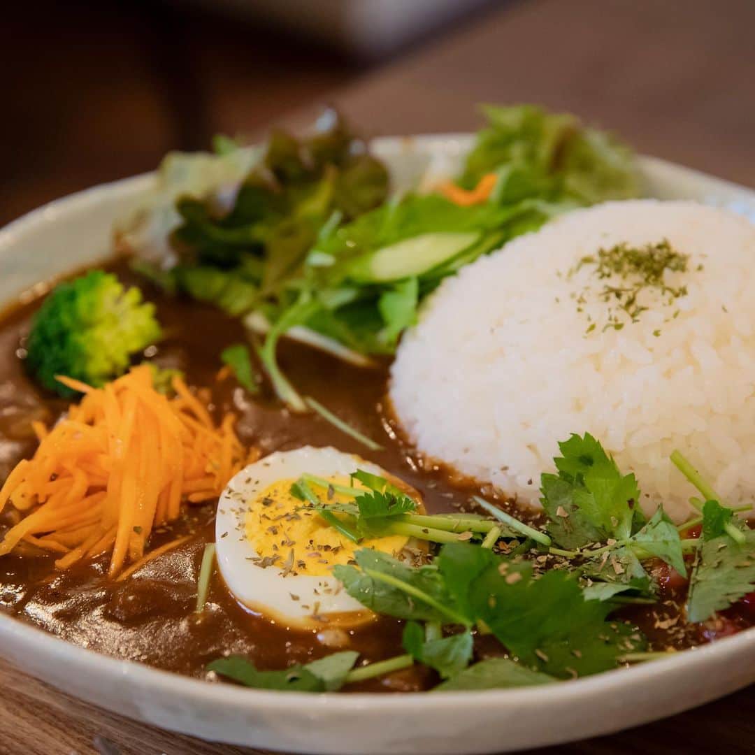 遊佐ちえみさんのインスタグラム写真 - (遊佐ちえみInstagram)「🍽  📍cafe ＆ kitchen きんたろう 静岡県湖西市新居町新居1194  素敵なご夫婦が営む、きんたろう💗 優しくてぬくもりがある店内では 真心込めて作られたお料理がいただけます！  この日の日替わりランチは、、、 煮込みハンバーグ！🍽 特性のソースで煮込まれたハンバーグは とっても柔らかくてジューシーで 美味しかった🥰  食後のデザートも、全て手作り！！ お腹いっぱいなのに、甘いものは別腹😘  エネルギー、パワー補給して、 ハマイチ撮影🚲📸頑張りました🎶  【photo by :  @satomi_mtrs 】  ◾︎ 定休日  月曜日、第3火曜日  ◾︎ 営業時間   ランチ  11:00～14:00   カフェタイム  13:30～17:00  (L.O. 16:30)  ◾︎ 駐車場  あり  #ランチ #カフェ #手作り #個人店 #きんたろう #静岡県湖西市 #新居 #静岡グルメ #湖西市 #湖西グルメ #hamamatsu #kosai #cafe #lunch #海の湖HAMANAジェンヌ #visit浜名湖」10月14日 10時40分 - yusa_cgram