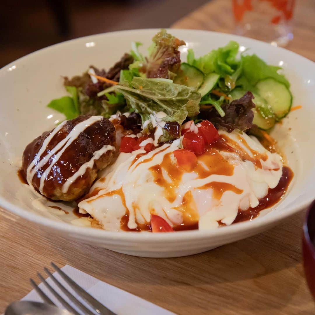 遊佐ちえみさんのインスタグラム写真 - (遊佐ちえみInstagram)「🍽  📍cafe ＆ kitchen きんたろう 静岡県湖西市新居町新居1194  素敵なご夫婦が営む、きんたろう💗 優しくてぬくもりがある店内では 真心込めて作られたお料理がいただけます！  この日の日替わりランチは、、、 煮込みハンバーグ！🍽 特性のソースで煮込まれたハンバーグは とっても柔らかくてジューシーで 美味しかった🥰  食後のデザートも、全て手作り！！ お腹いっぱいなのに、甘いものは別腹😘  エネルギー、パワー補給して、 ハマイチ撮影🚲📸頑張りました🎶  【photo by :  @satomi_mtrs 】  ◾︎ 定休日  月曜日、第3火曜日  ◾︎ 営業時間   ランチ  11:00～14:00   カフェタイム  13:30～17:00  (L.O. 16:30)  ◾︎ 駐車場  あり  #ランチ #カフェ #手作り #個人店 #きんたろう #静岡県湖西市 #新居 #静岡グルメ #湖西市 #湖西グルメ #hamamatsu #kosai #cafe #lunch #海の湖HAMANAジェンヌ #visit浜名湖」10月14日 10時40分 - yusa_cgram