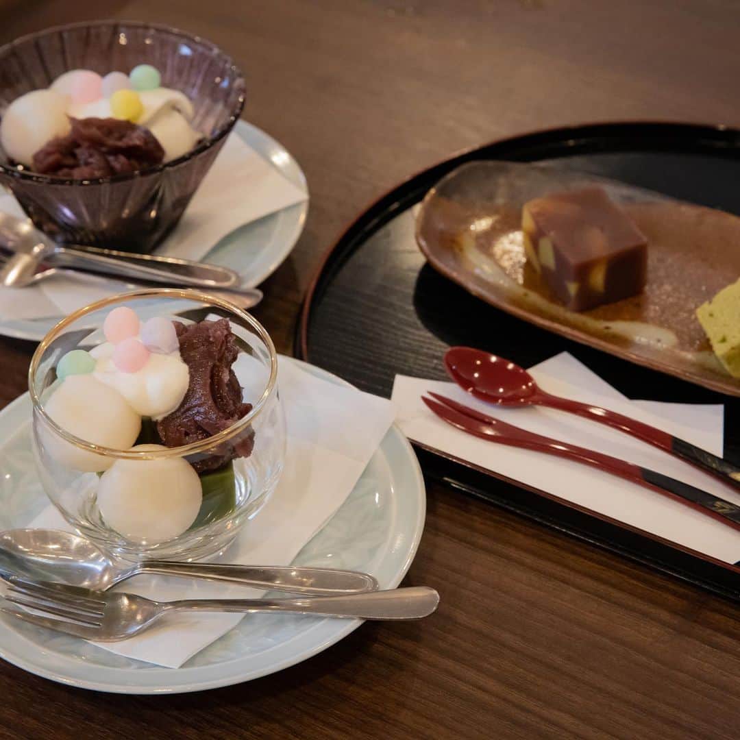 遊佐ちえみさんのインスタグラム写真 - (遊佐ちえみInstagram)「🍽  📍cafe ＆ kitchen きんたろう 静岡県湖西市新居町新居1194  素敵なご夫婦が営む、きんたろう💗 優しくてぬくもりがある店内では 真心込めて作られたお料理がいただけます！  この日の日替わりランチは、、、 煮込みハンバーグ！🍽 特性のソースで煮込まれたハンバーグは とっても柔らかくてジューシーで 美味しかった🥰  食後のデザートも、全て手作り！！ お腹いっぱいなのに、甘いものは別腹😘  エネルギー、パワー補給して、 ハマイチ撮影🚲📸頑張りました🎶  【photo by :  @satomi_mtrs 】  ◾︎ 定休日  月曜日、第3火曜日  ◾︎ 営業時間   ランチ  11:00～14:00   カフェタイム  13:30～17:00  (L.O. 16:30)  ◾︎ 駐車場  あり  #ランチ #カフェ #手作り #個人店 #きんたろう #静岡県湖西市 #新居 #静岡グルメ #湖西市 #湖西グルメ #hamamatsu #kosai #cafe #lunch #海の湖HAMANAジェンヌ #visit浜名湖」10月14日 10時40分 - yusa_cgram
