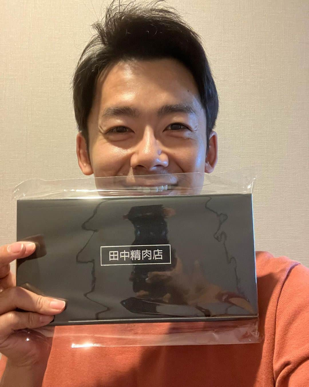 菅広文さんのインスタグラム写真 - (菅広文Instagram)「ロザンのクイズの神様。 スタッフさんに早めの誕生日プレゼントをいただきました。 ありがとうございます😊 #ロザンのクイズの神様  #誕生日プレゼント  #お肉  #田中精肉店」10月14日 10時42分 - sugahirohumi