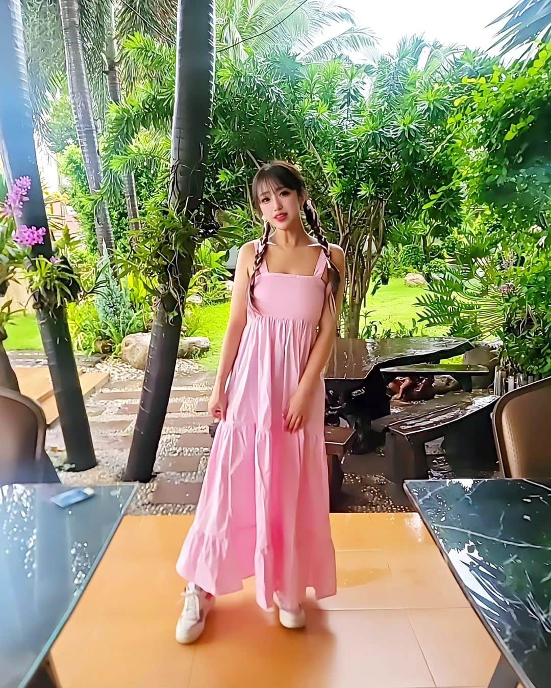 黛実希さんのインスタグラム写真 - (黛実希Instagram)「📍Thailand🇹🇭/Bangkok   タイ投稿スタート🌼 まさか大好きな国にお仕事で行ける日が来るなんて夢にも思ってなかった🥲🤍 しかも大好きな国で大好きな親友 @syoko_bangkok とお仕事が出来るなんて夢のような出張でした✈  韓国➡タイに移動して夜の0時に着いたのでこの日は空港近くのホテルに宿泊🏢🌴 ホテルの送迎バスを予約していたので空港までお迎え🚐 『Golden Foyer Suvarnabhumi Airport Hotel』 @goldenfoyer 5、6年ぶりのタイでスワンナプーム空港ってこんなに広かったけ〜？とキョロキョロ👀 プール付いてたから朝から入りたかったけどあまりの眠さに断念😂  朝食ビュッフェ食べて市内へ移動✨ いったんスワンナプーム空港に戻ってから電車でチットロム駅まで移動したよ🚃 海外行ったら必ず電車にもチャレンジ💕🥰 特に韓国、タイは車の渋滞がまじで異常だから電車のほうが確実に時間が見える😂  #タイ旅行#バンコク#タイ#バンコク旅行#海外#海外旅行#海外出張#タイ料理#バンコクグルメ#バンコクカフェ#バンコク観光#バンコク情報#タイ雑貨#海外旅行好きな人と繋がりたい#Thailand#bangkok#bangkoktrip #การเดินทาง #วันหยุด #ท่องเที่ยวไทย #ไทยเที่ยวไทย #ทะเล #ชายหาด #อร่อย #อร่อยมาก #อาหาร #อาหารไทย  #ภาษาไทย」10月14日 10時55分 - candymiiiki